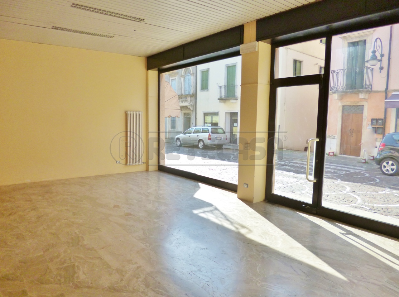 Locale commerciale in affitto, Montebello Vicentino centrale
