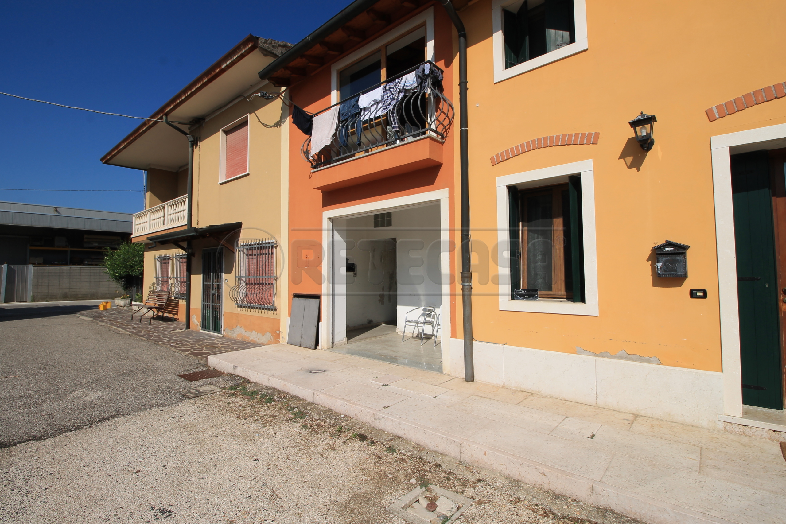 Appartamento con terrazzo in via canova 6, Gambellara