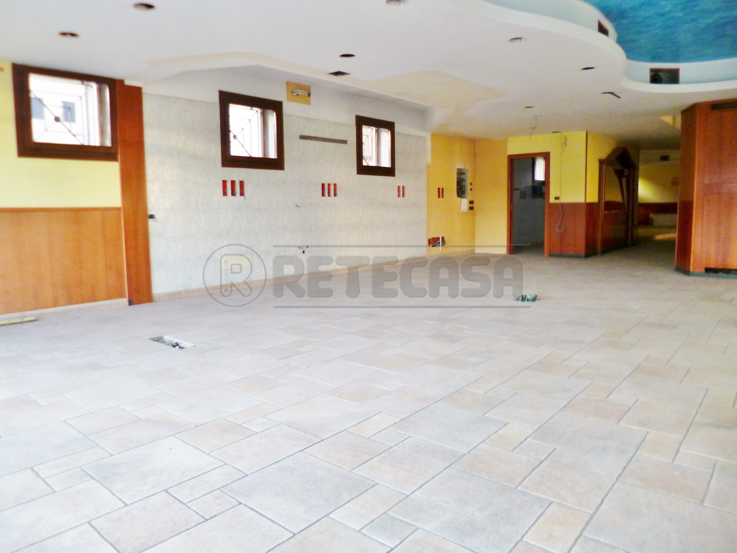 Locale commerciale con box a Montebello Vicentino