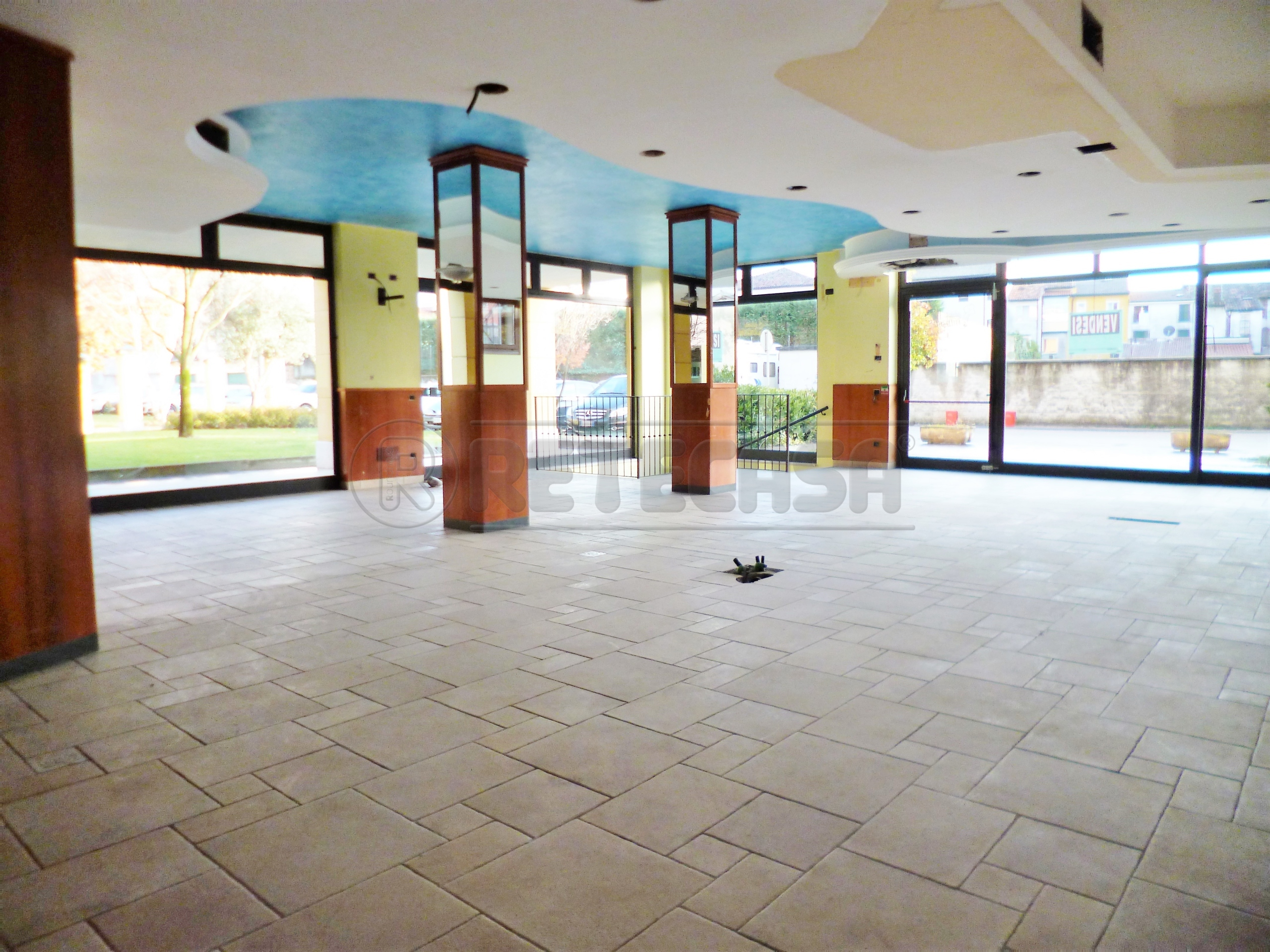Locale commerciale con box a Montebello Vicentino