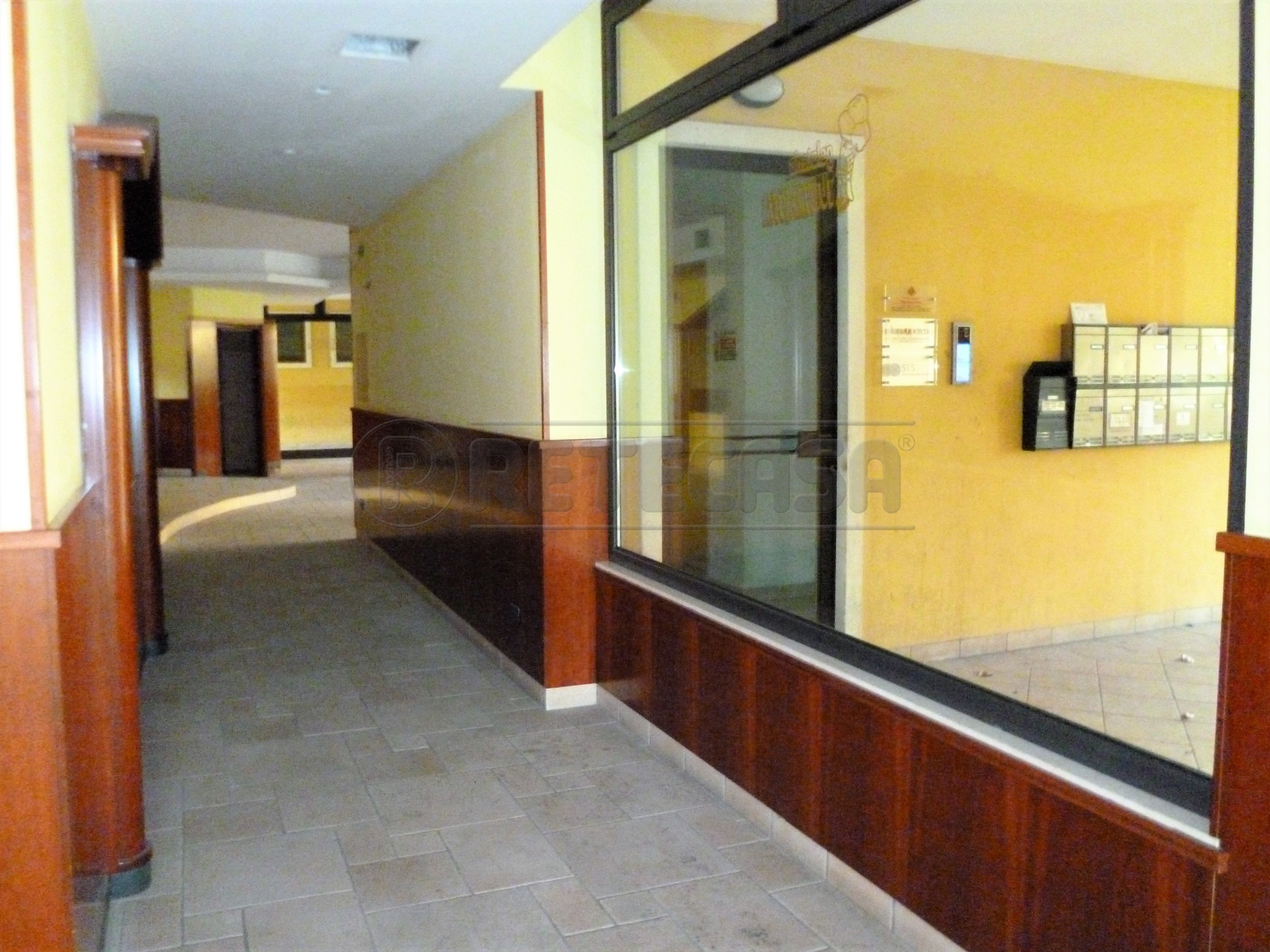 Locale commerciale con box a Montebello Vicentino