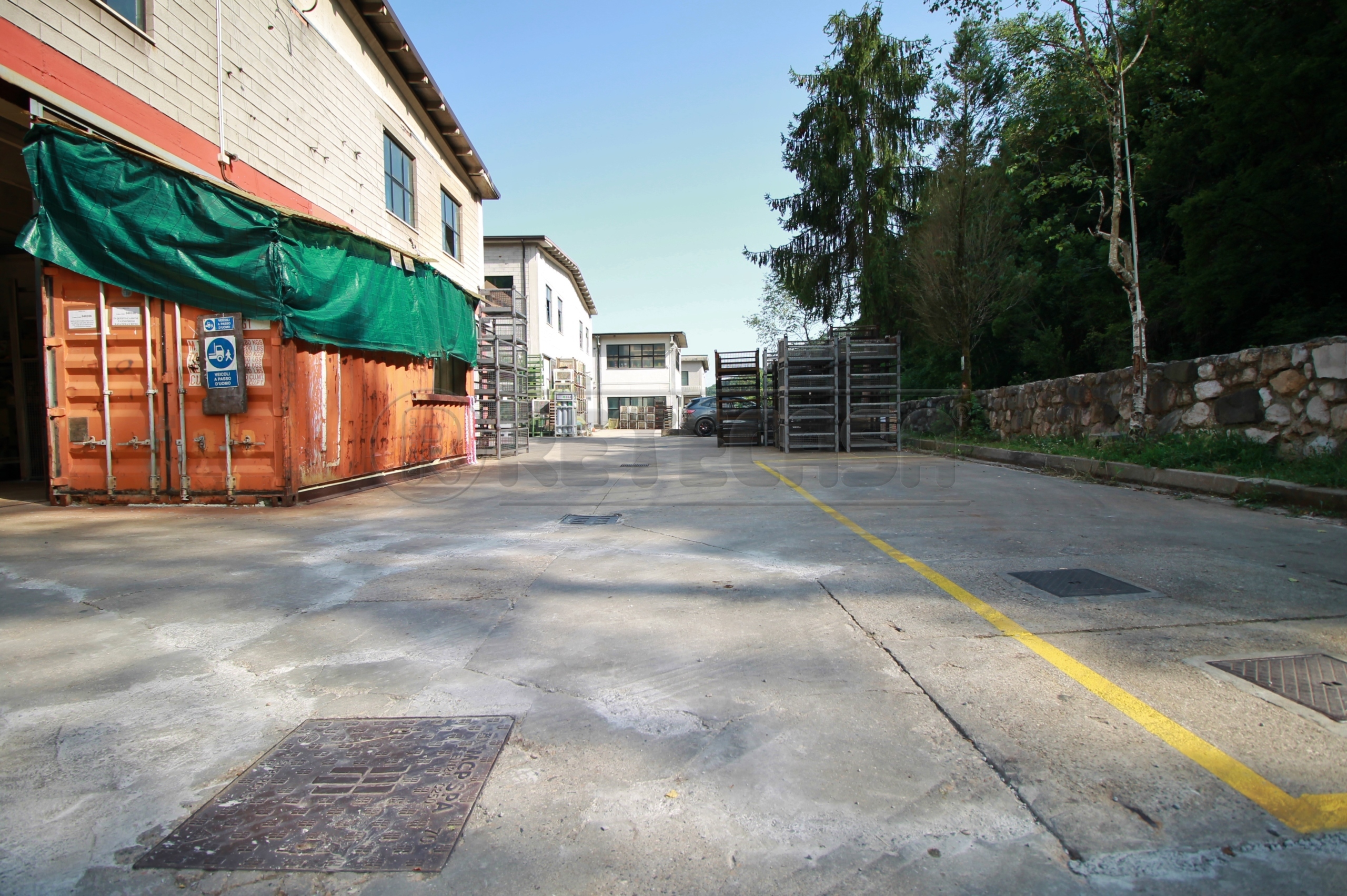 Capannone con terrazzi in via valletta 1, Crespadoro