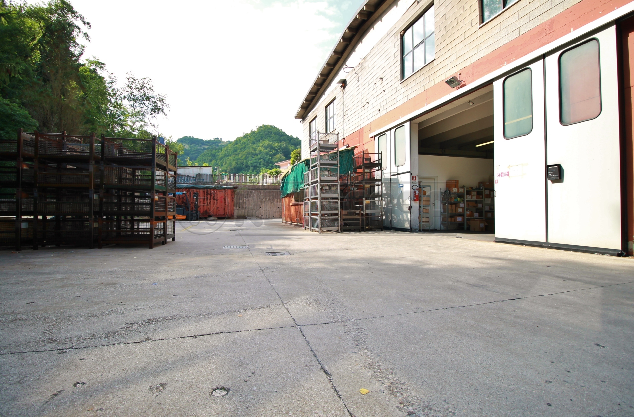 Capannone con terrazzi in via valletta 1, Crespadoro