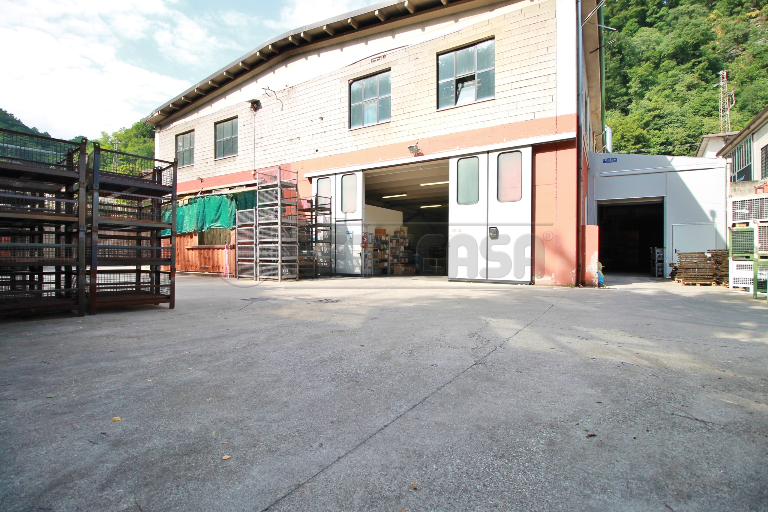 Capannone con terrazzi in via valletta 1, Crespadoro