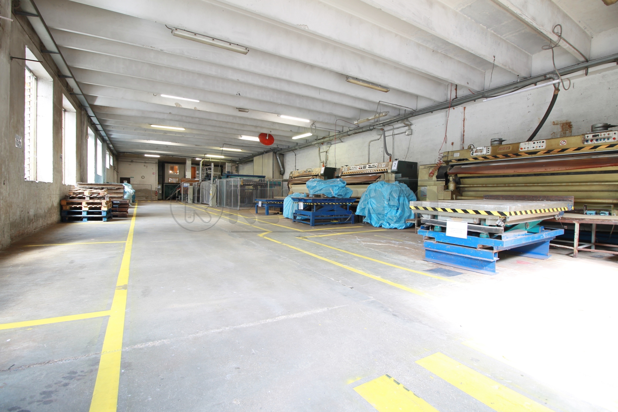 Capannone con terrazzi in via valletta 1, Crespadoro