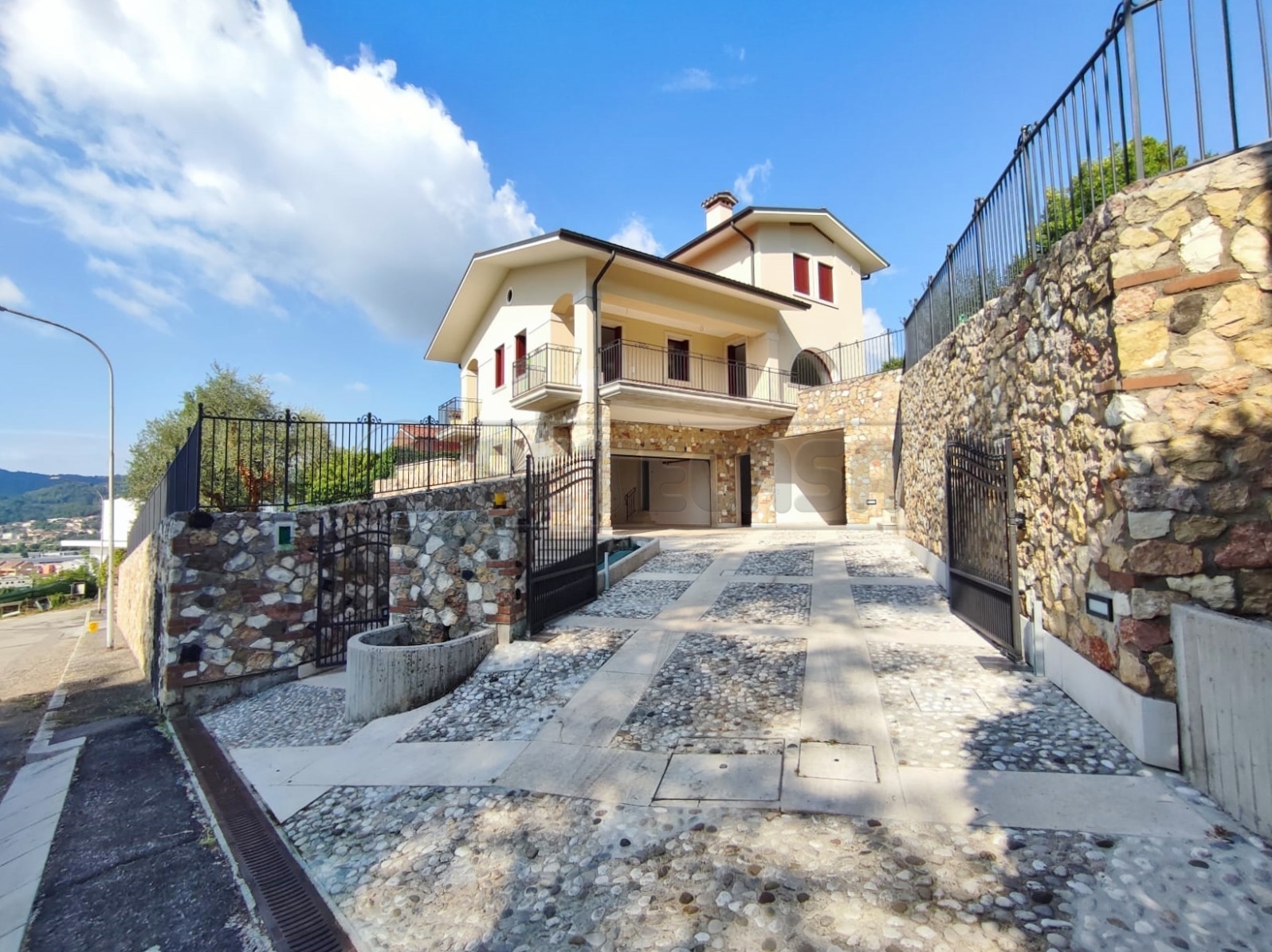 Casa indipendente con giardino in via moretto 17, Arzignano