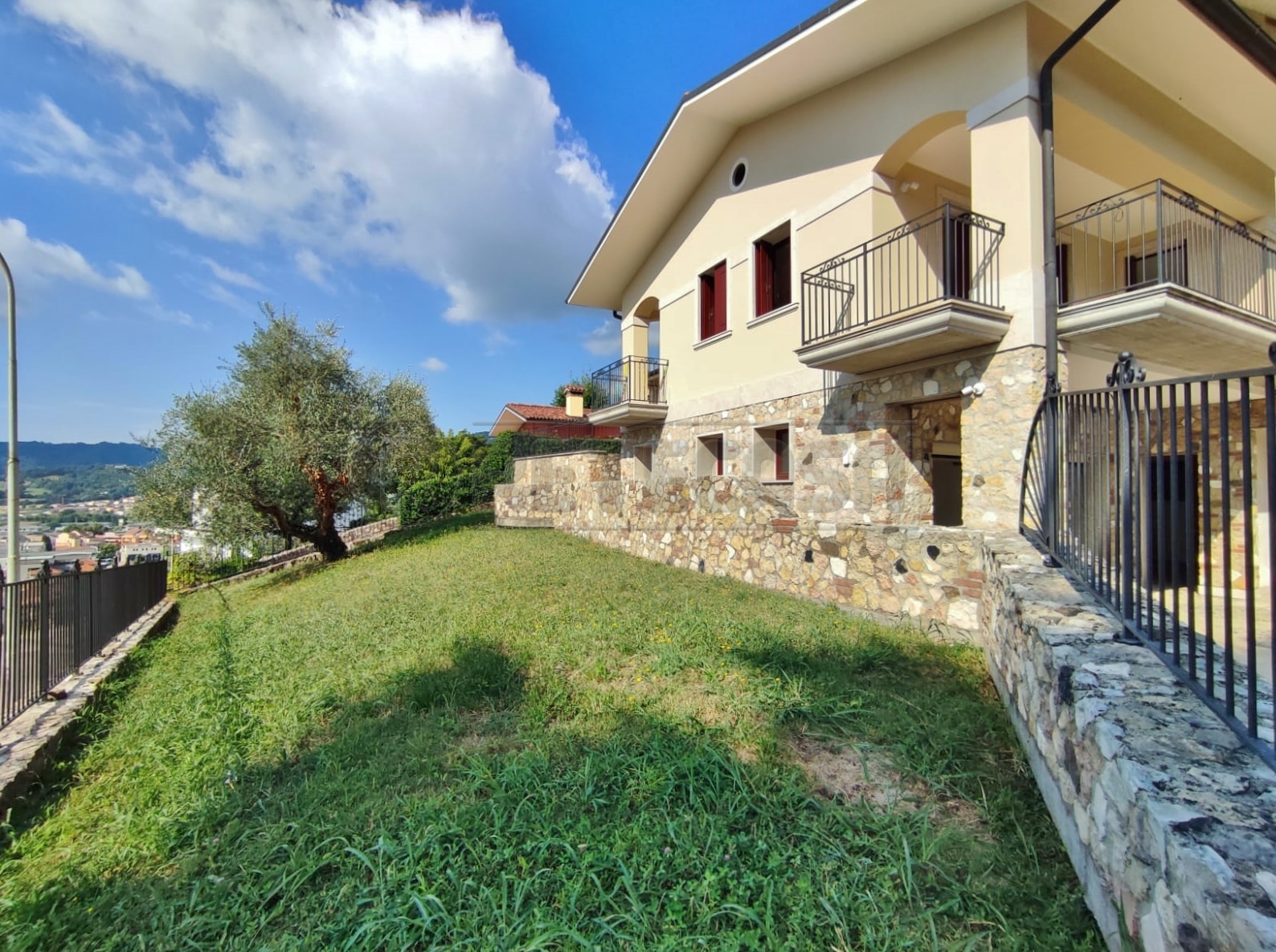 Casa indipendente con giardino in via moretto 17, Arzignano