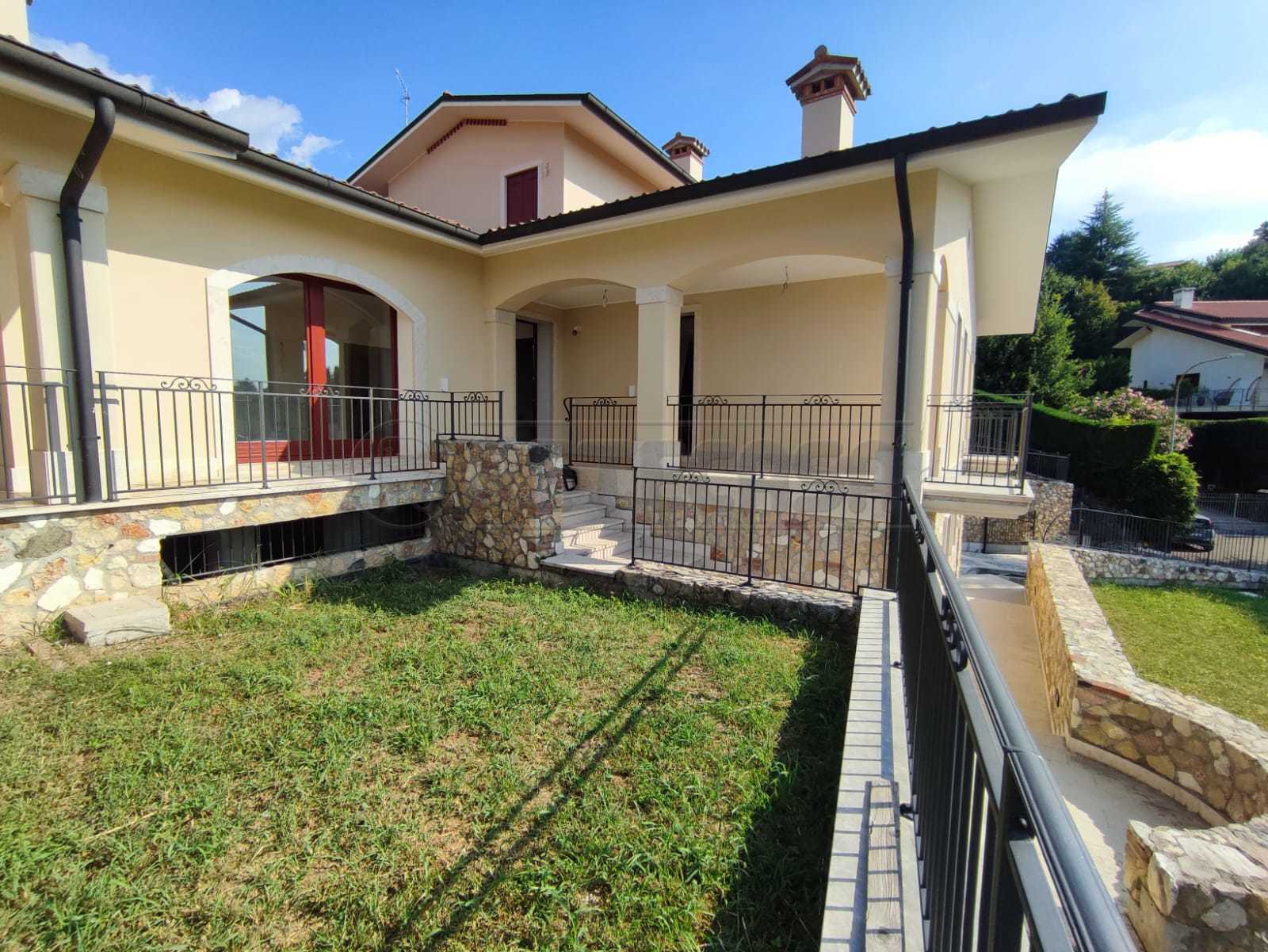 Casa indipendente con giardino in via moretto 17, Arzignano