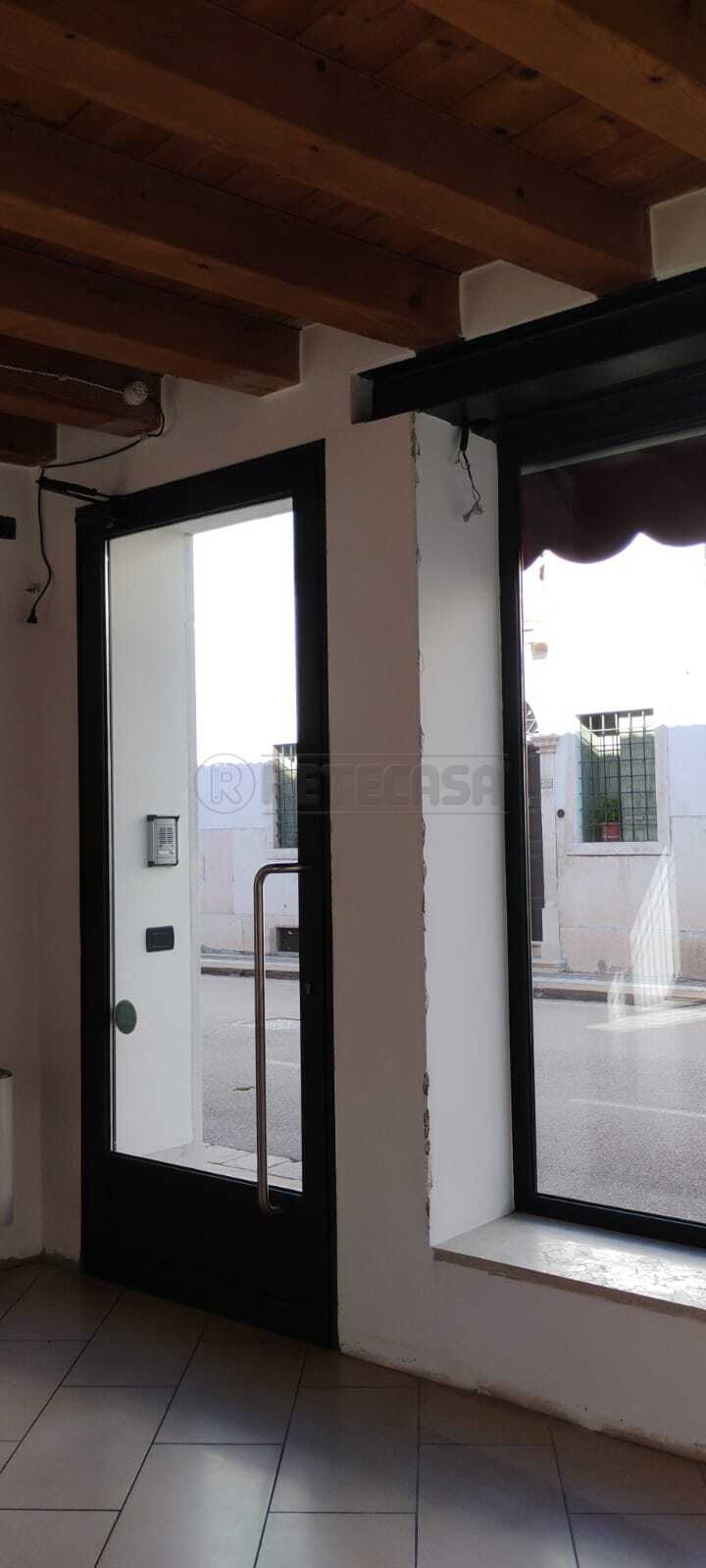 Locale commerciale in affitto a Montebello Vicentino