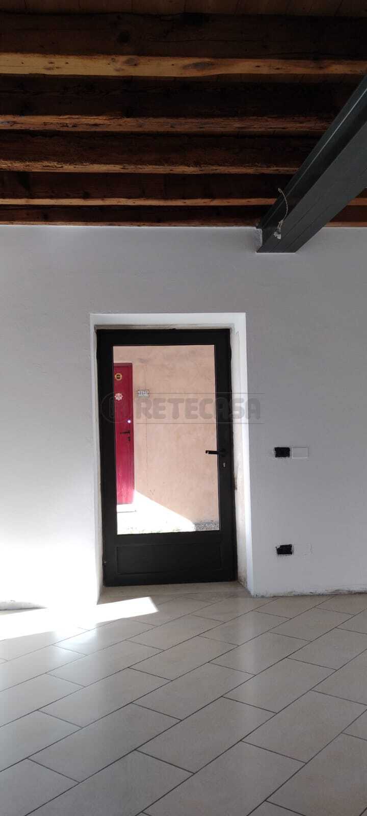 Locale commerciale in affitto a Montebello Vicentino