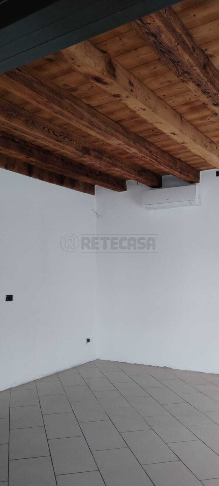 Locale commerciale in affitto a Montebello Vicentino