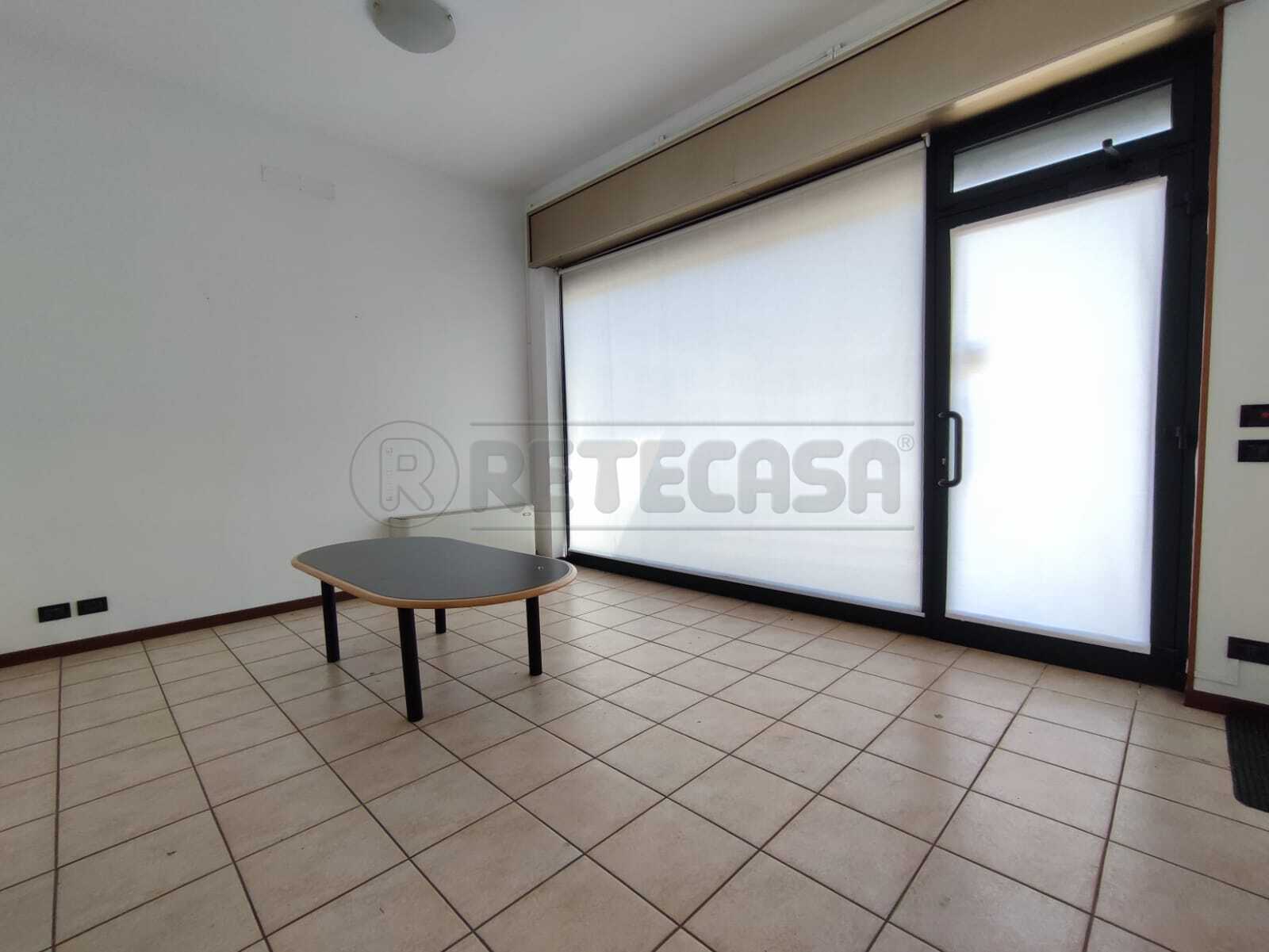 Locale commerciale in affitto in via divisione julia, Sarego