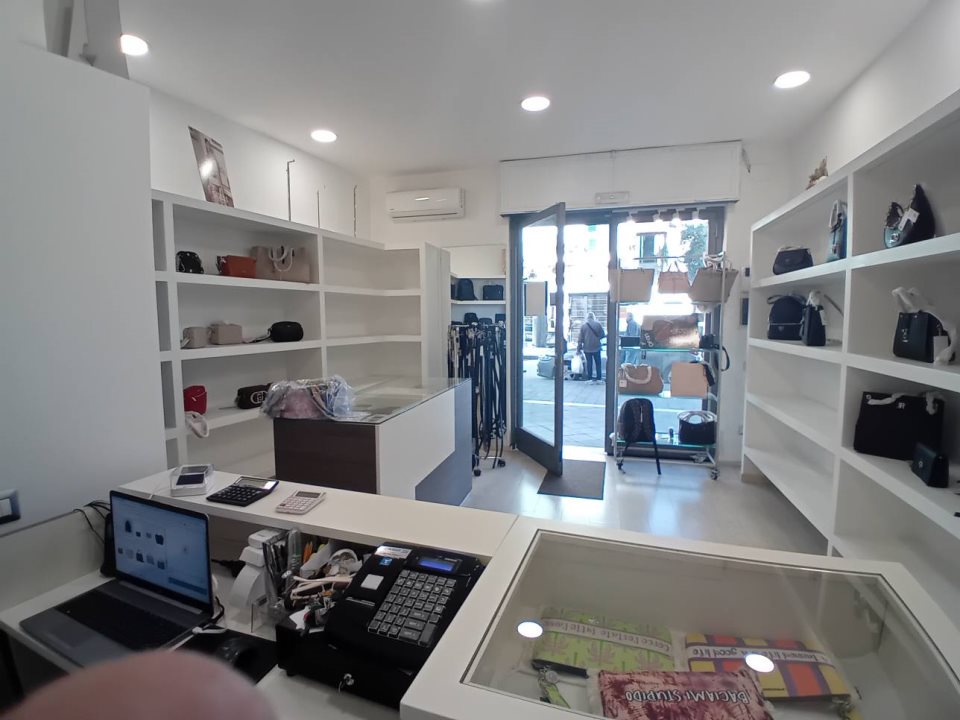 Locale commerciale in affitto a Casalnuovo di Napoli