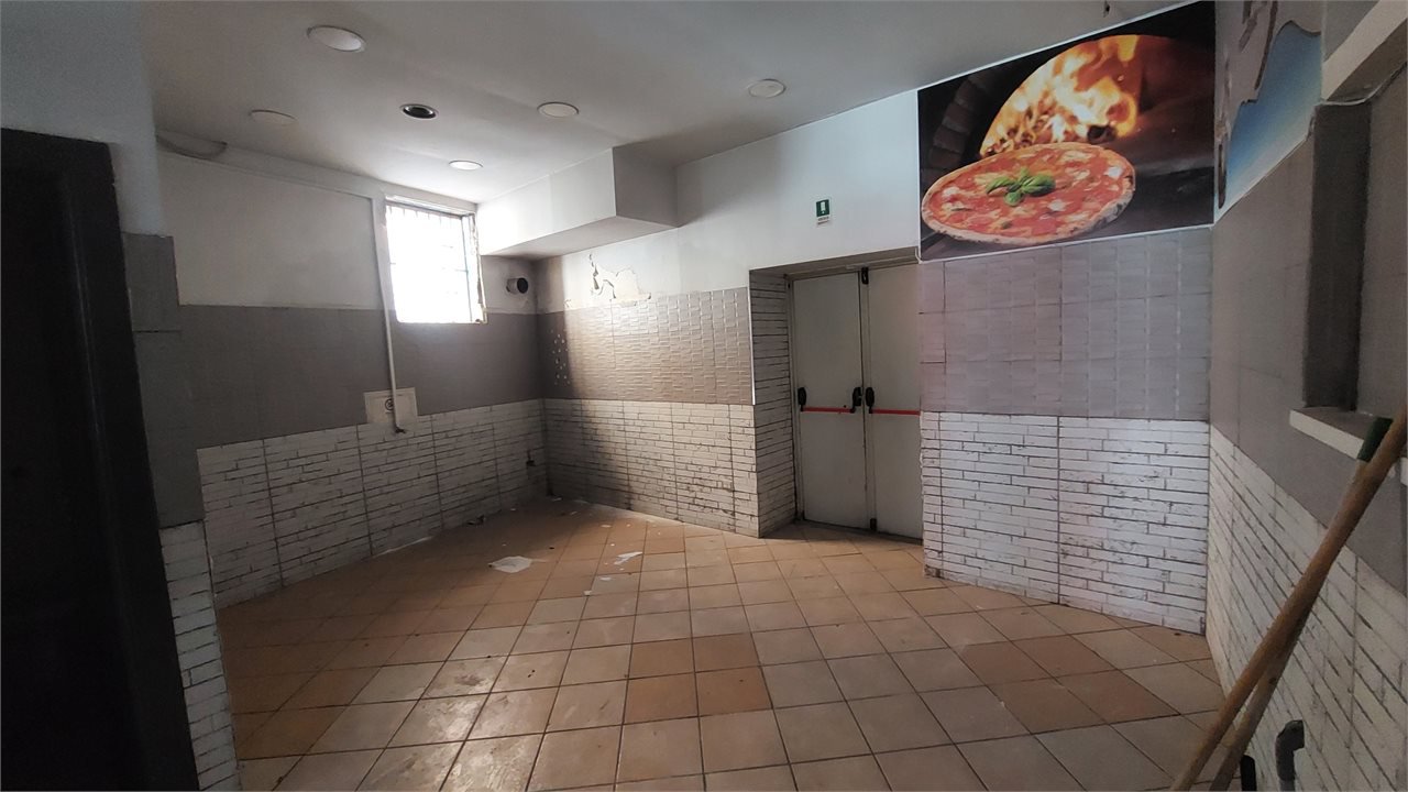Locale commerciale in affitto a Casalnuovo di Napoli