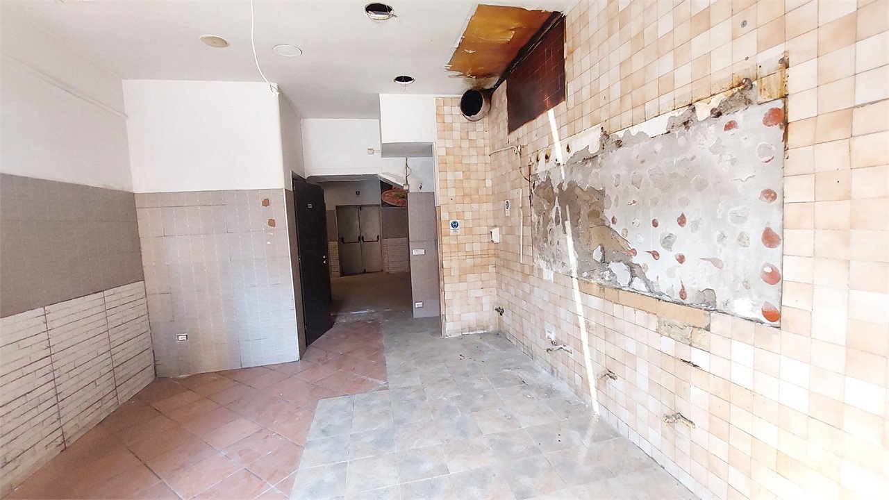 Locale commerciale in affitto a Casalnuovo di Napoli