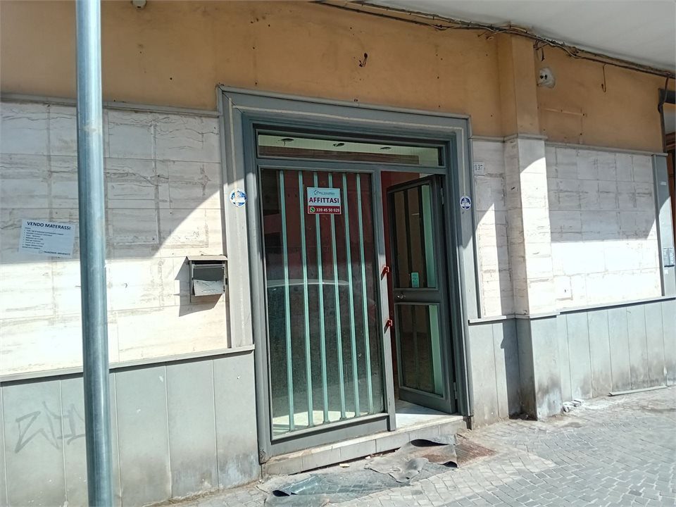 Locale commerciale in affitto a Casalnuovo di Napoli