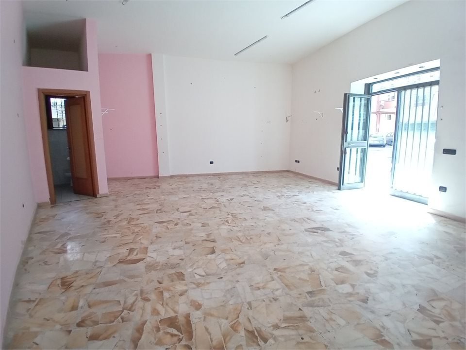 Locale commerciale in affitto a Casalnuovo di Napoli