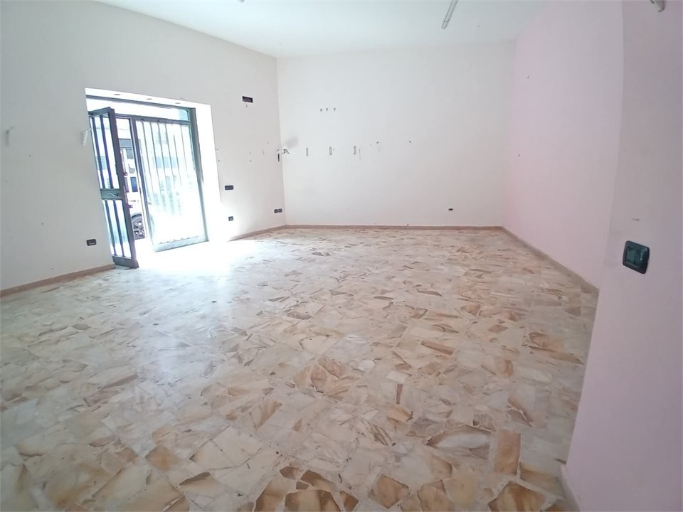 Locale commerciale in affitto a Casalnuovo di Napoli