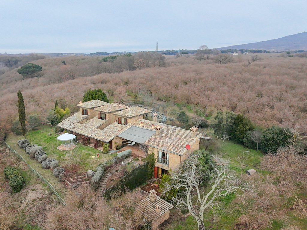 Villa con giardino in localit� campo rotondo snc, Capranica