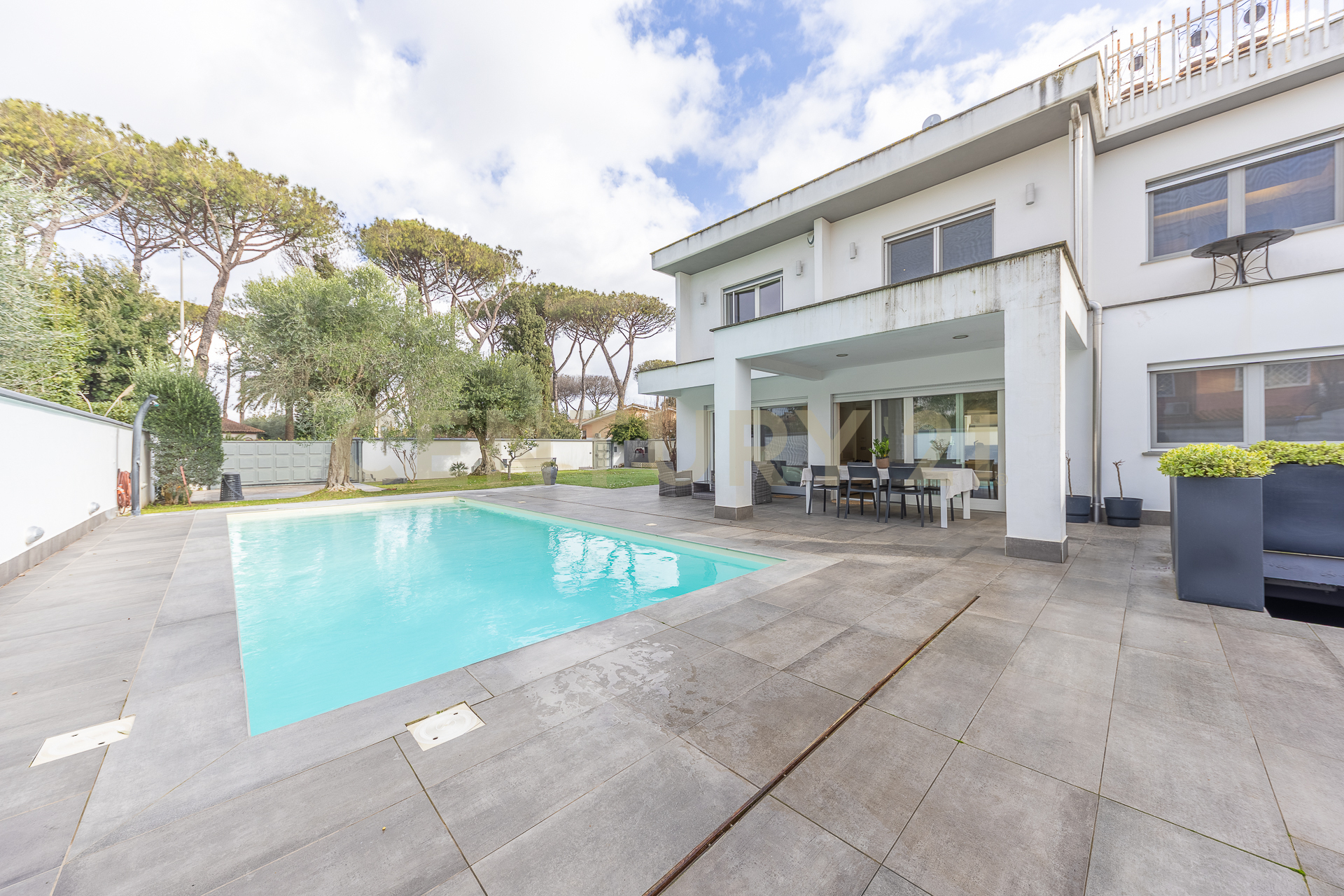 Villa con giardino in via bedollo 117, Roma