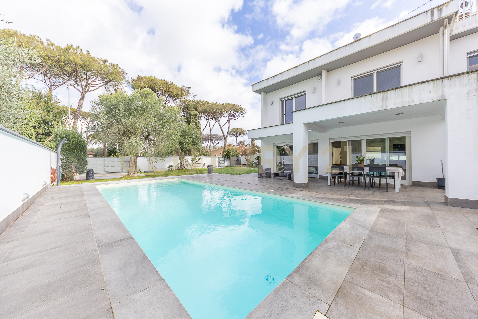 Villa con giardino in via bedollo 117, Roma