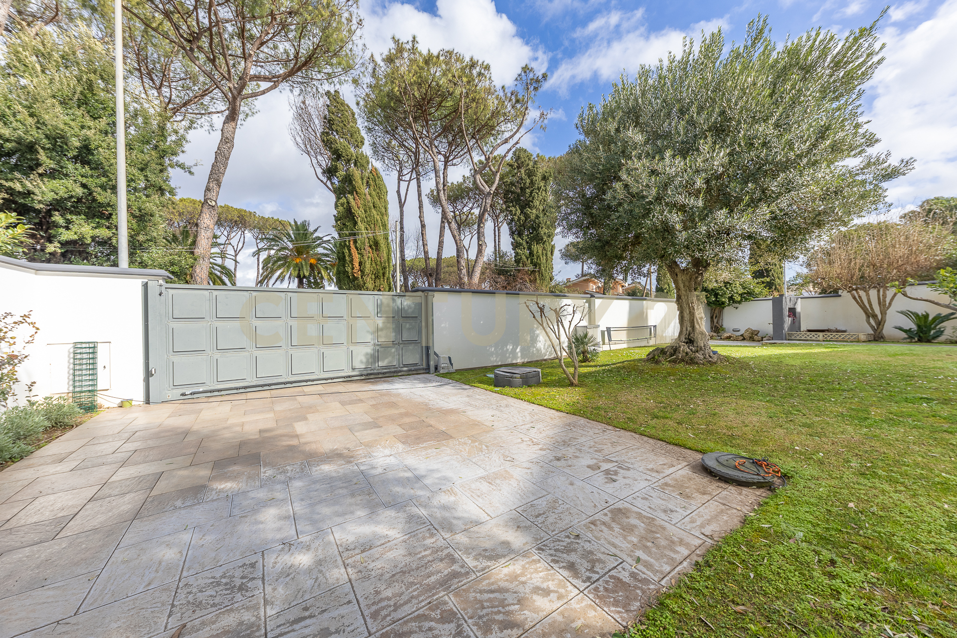 Villa con giardino in via bedollo 117, Roma