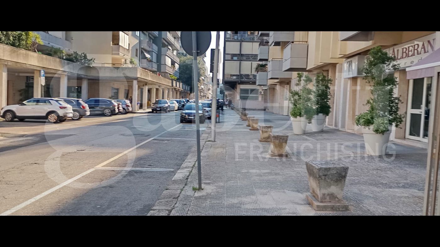 Box/Garage 30mq in vendita a Lecce