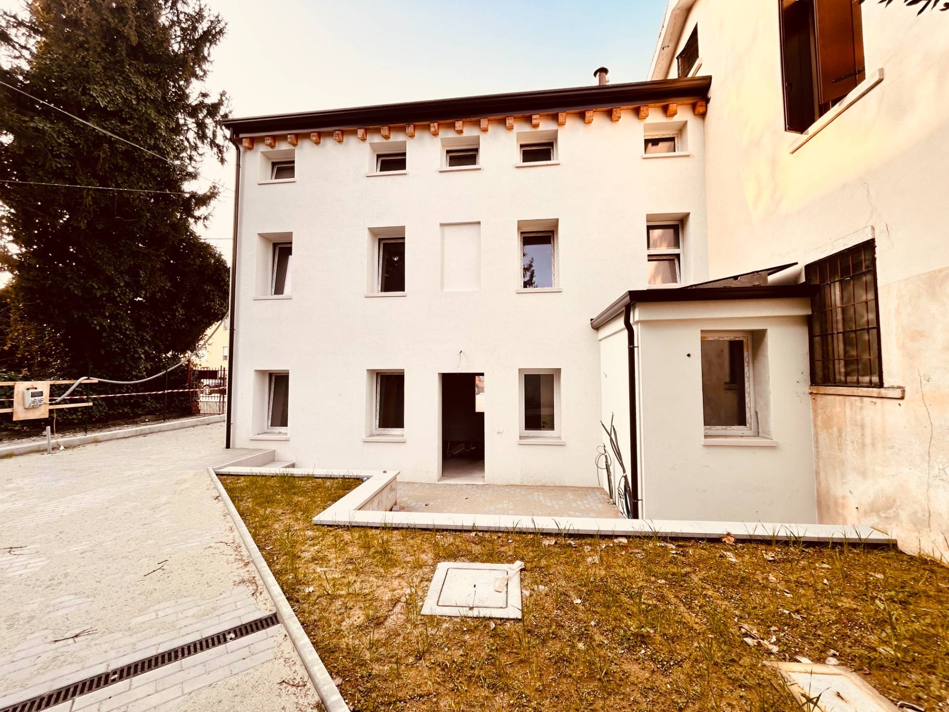 Casa indipendente con box doppio, Vicenza borgo casale-v.le trieste