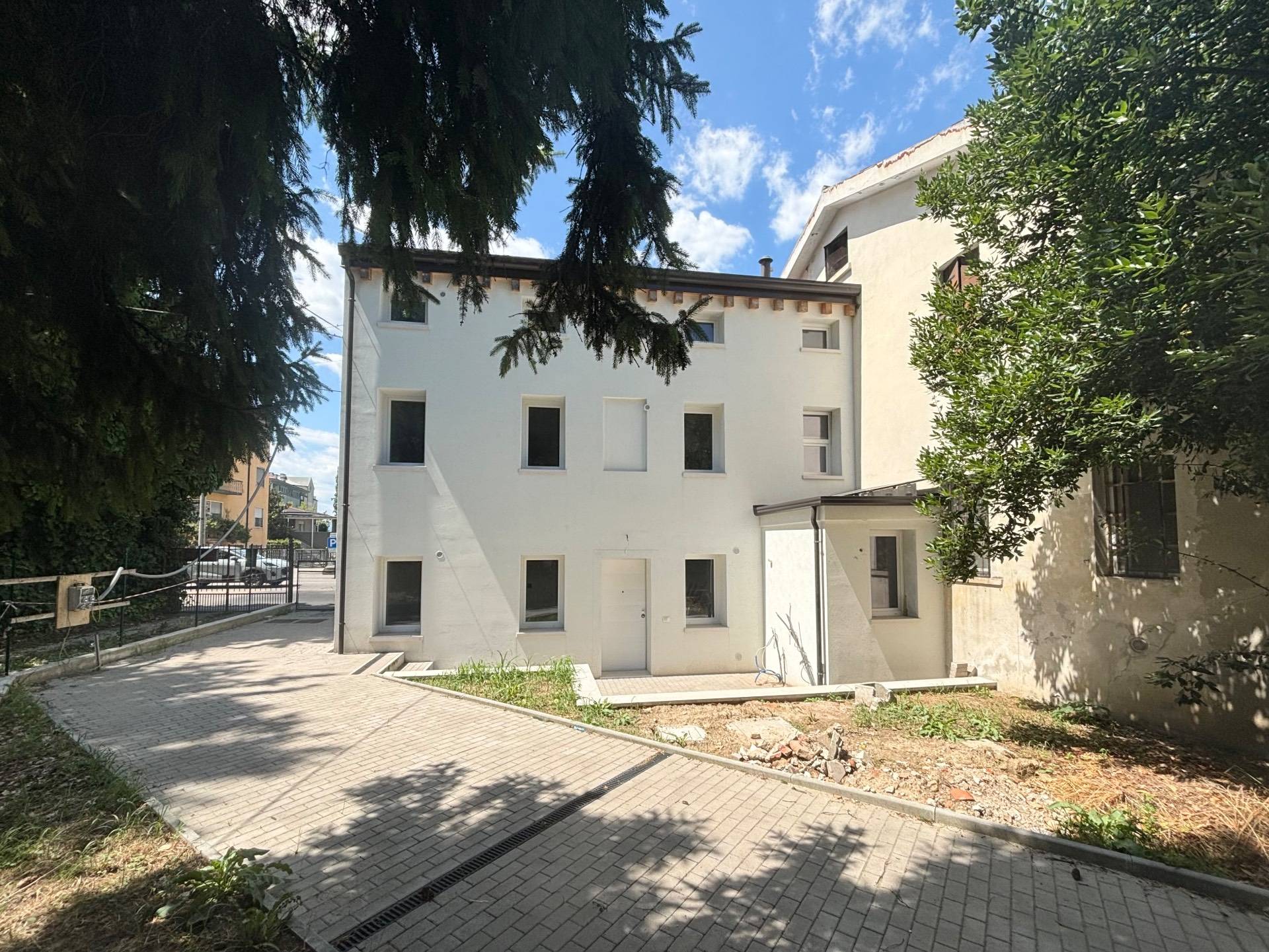 Abitazione indipendente in vendita a Vicenza, Borgo Casale-V.le Trieste