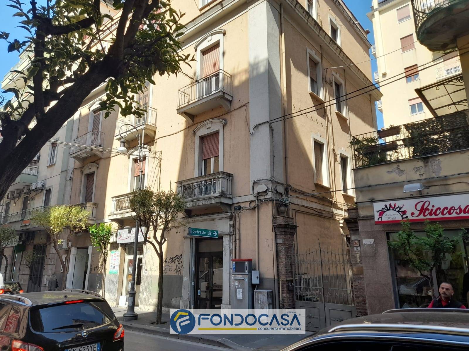 Locale commerciale in vendita a Salerno, Carmine