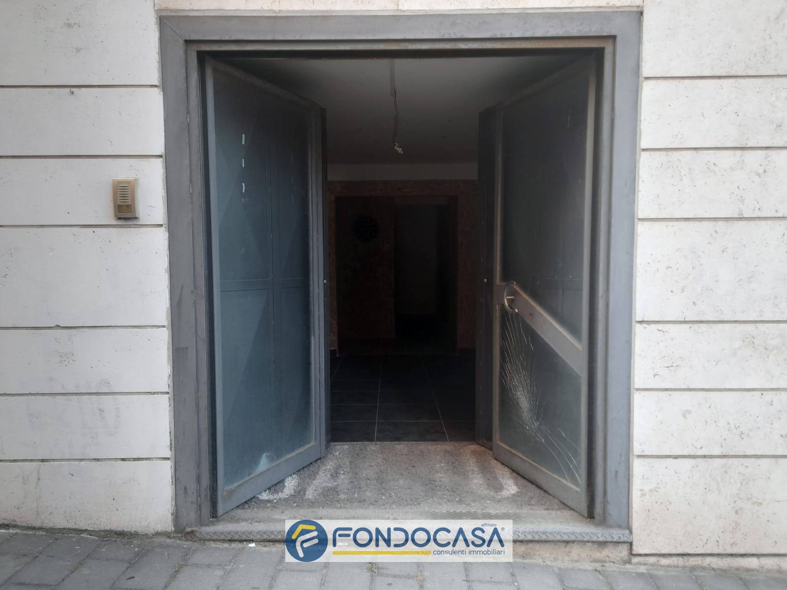 Locale commerciale in vendita a Salerno, Carmine