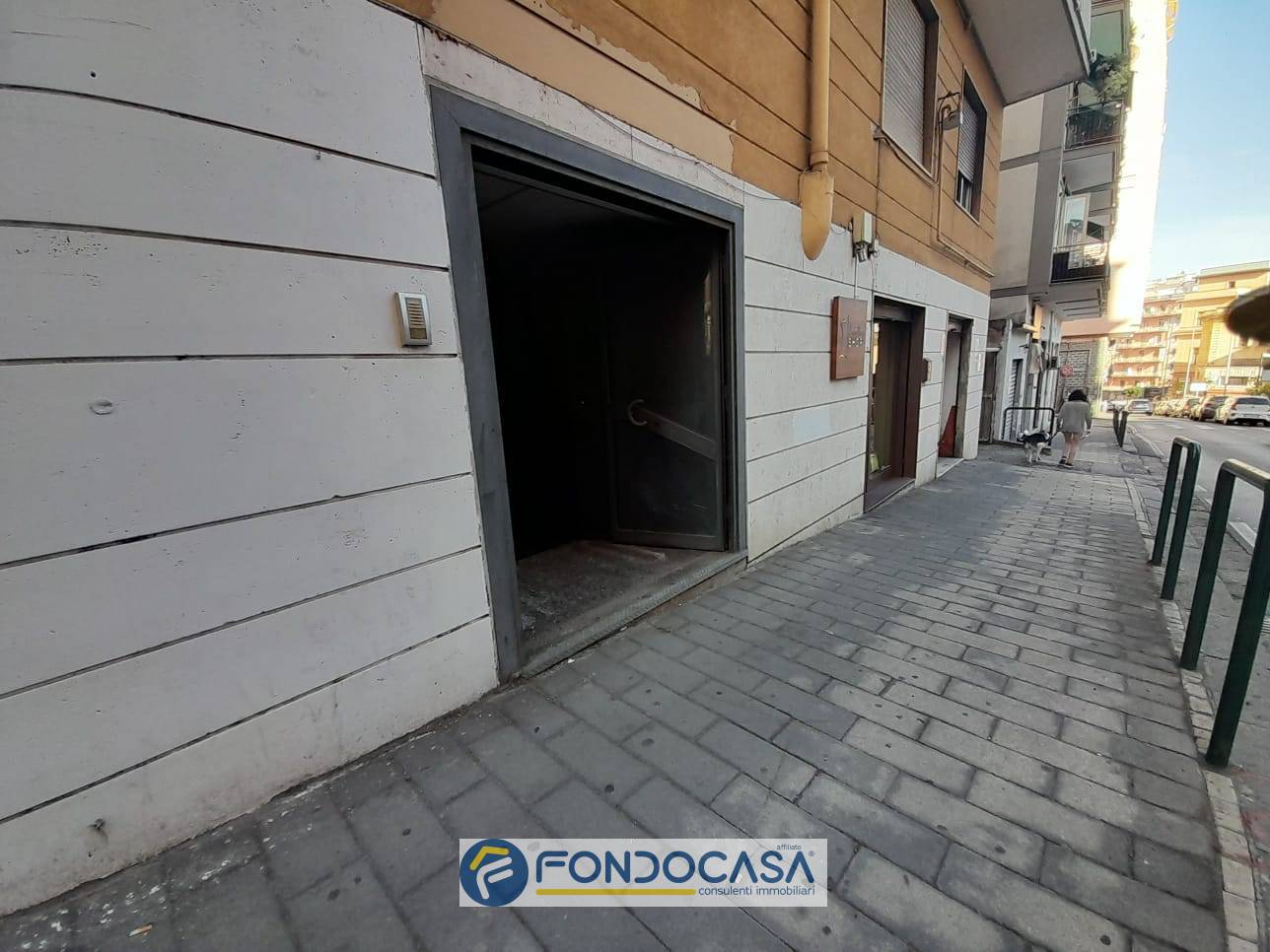 Locale commerciale in vendita a Salerno, Carmine
