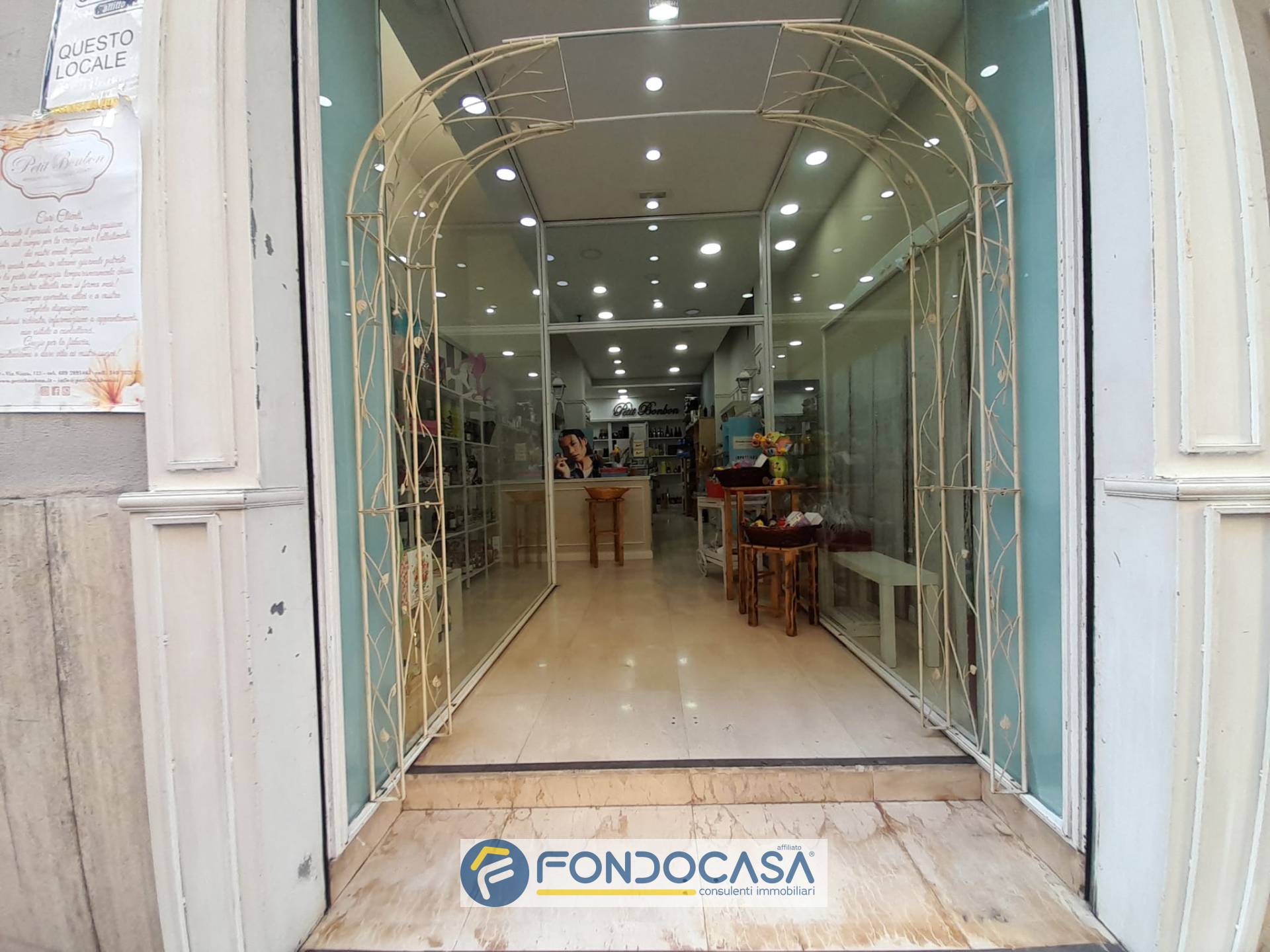 Locale commerciale in vendita a Salerno, Centro