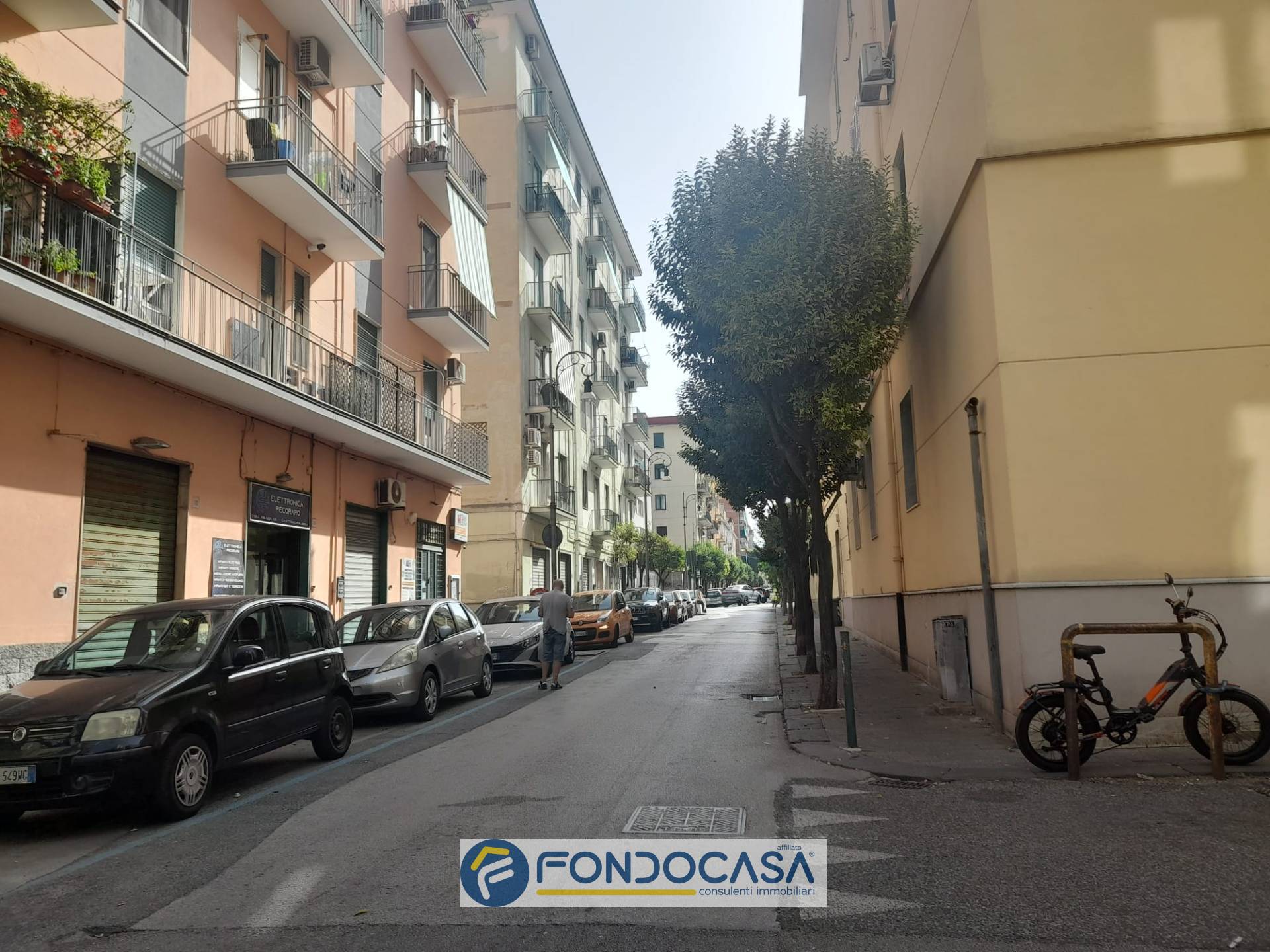 Locale commerciale in vendita a Salerno, Centro