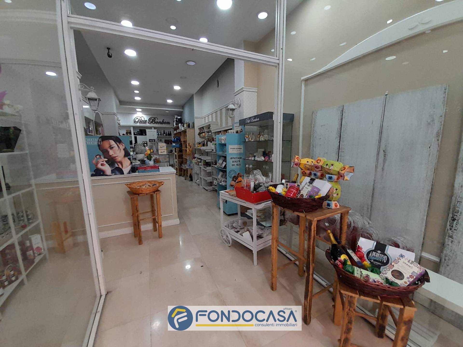 Locale commerciale in vendita a Salerno, Centro