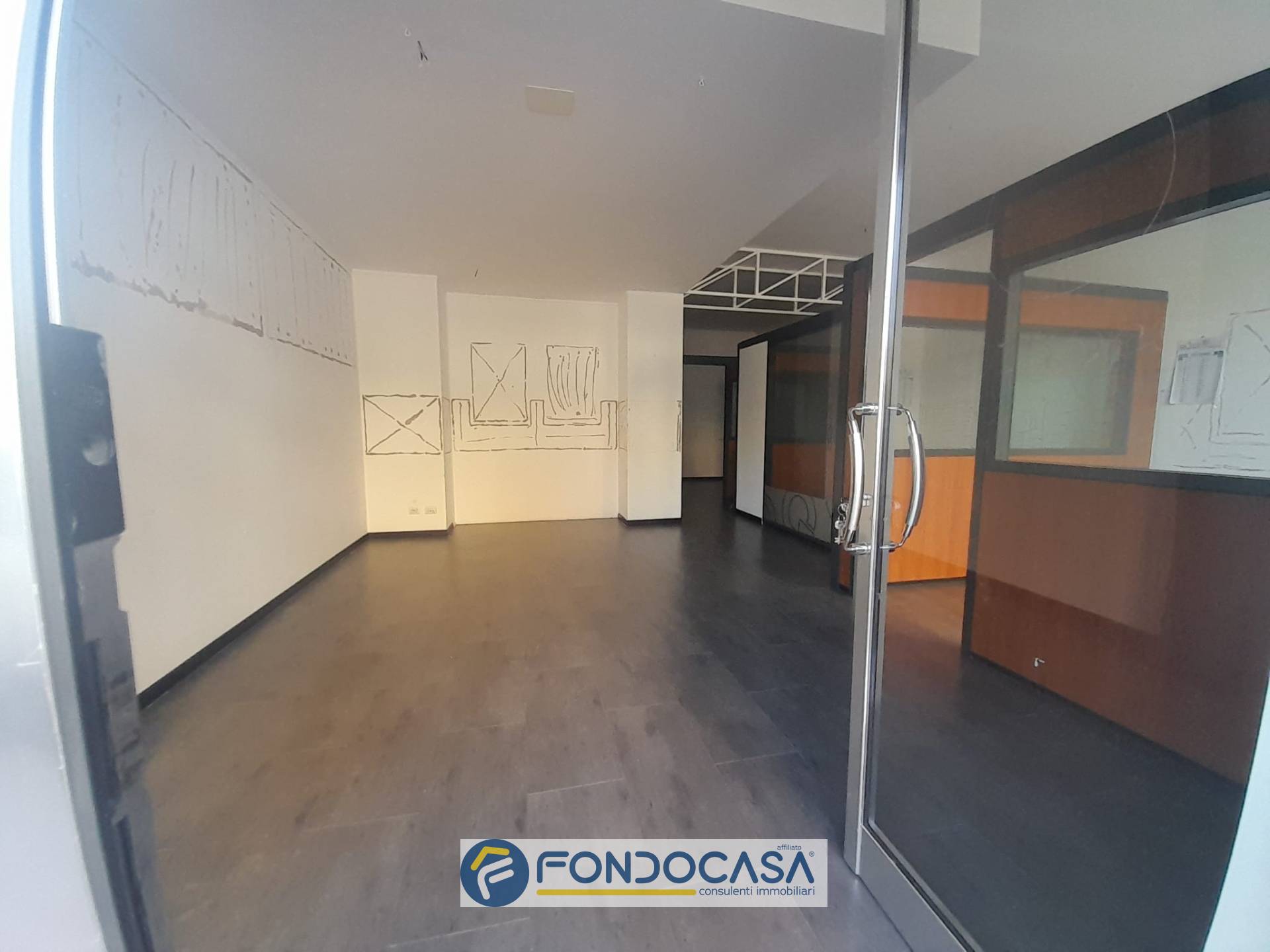 Locale commerciale in affitto a Salerno, TORRIONE