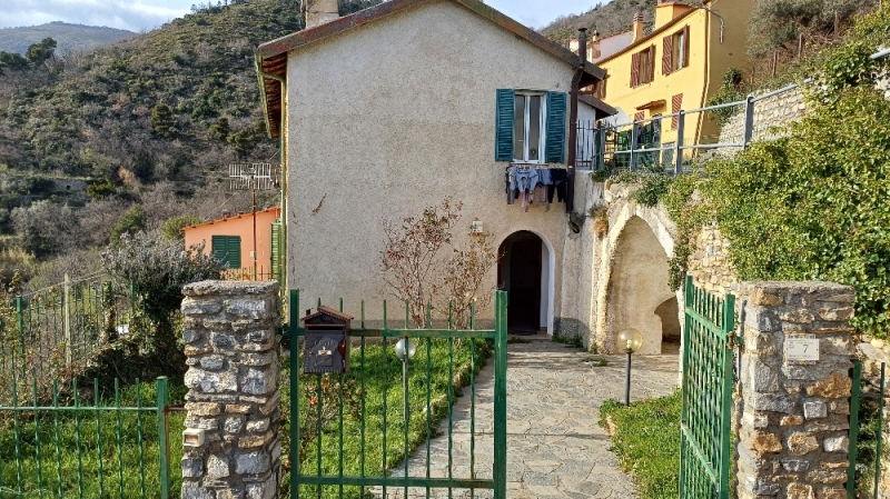 Locale commerciale con giardino a Alassio