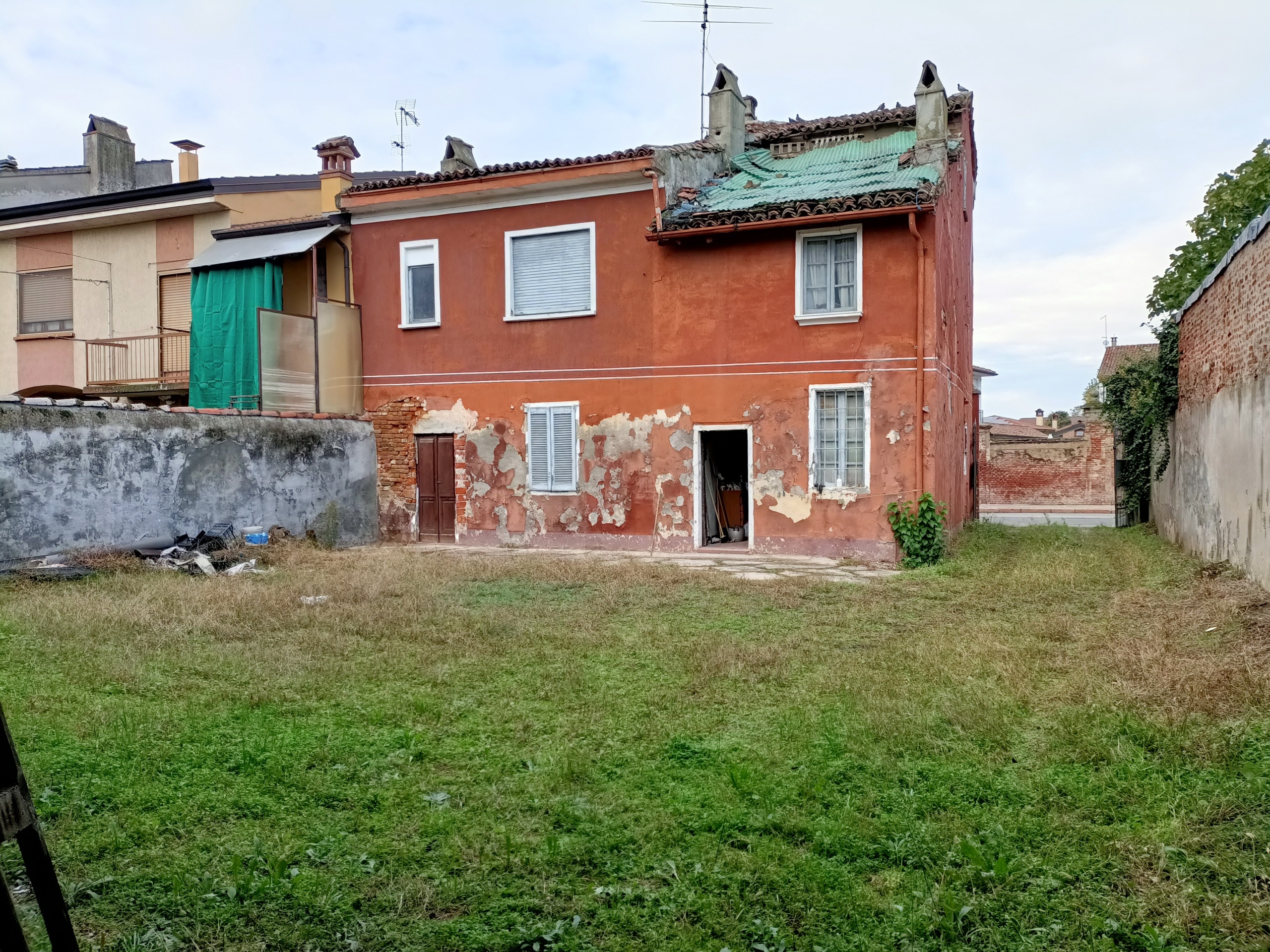 Rustico con giardino in via felice cavallotti, Pieve Porto Morone