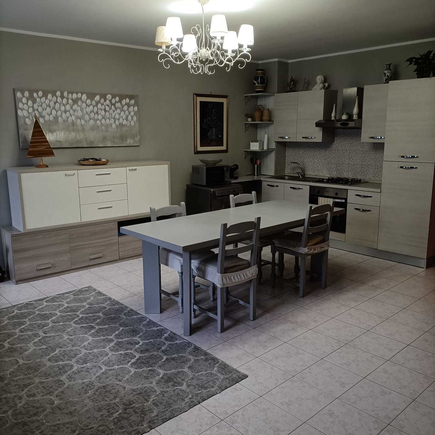 Casa indipendente ristrutturata in centro, Zenevredo