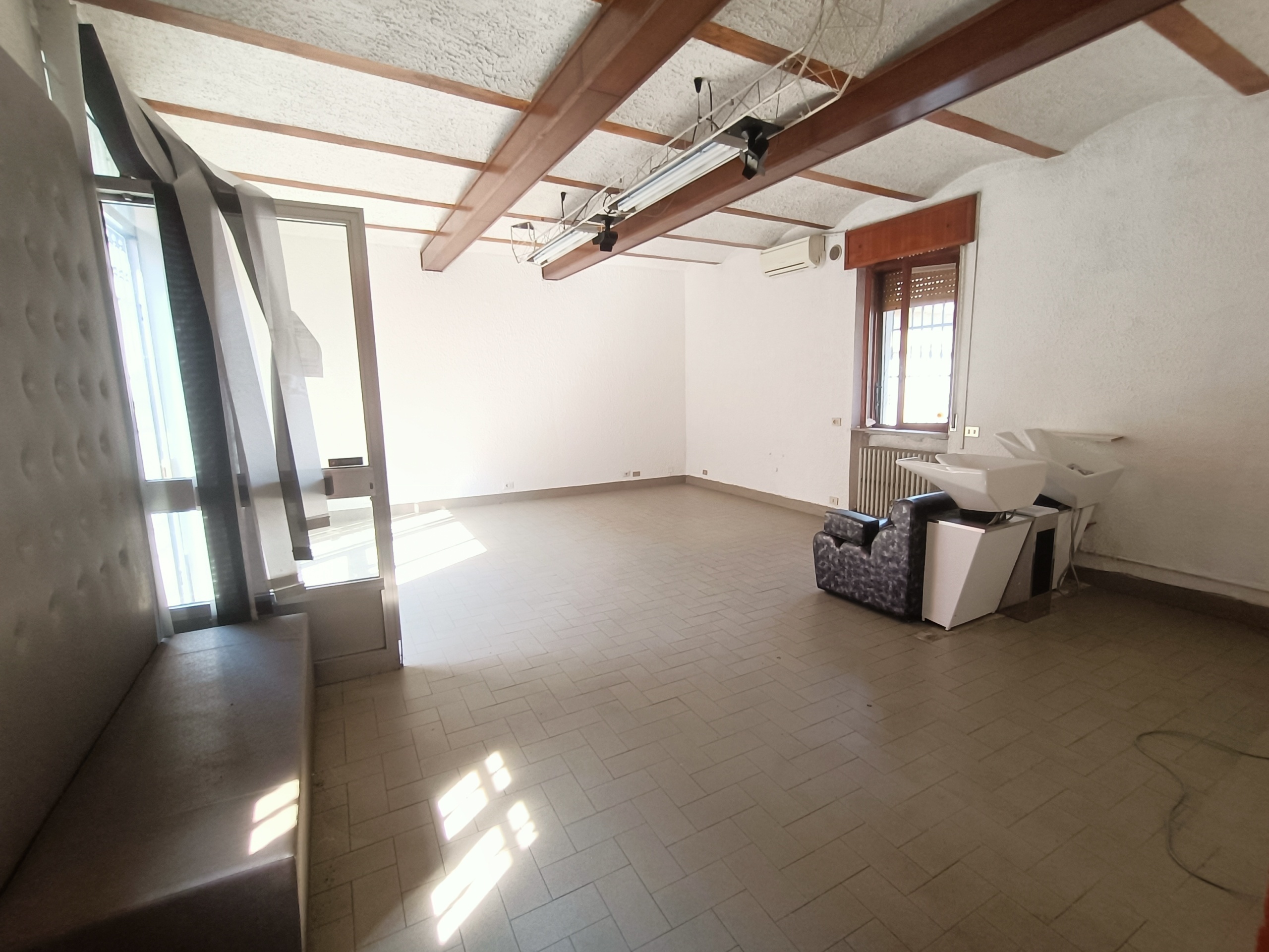 Locale commerciale in vendita in via giovanni capra, Pontenure