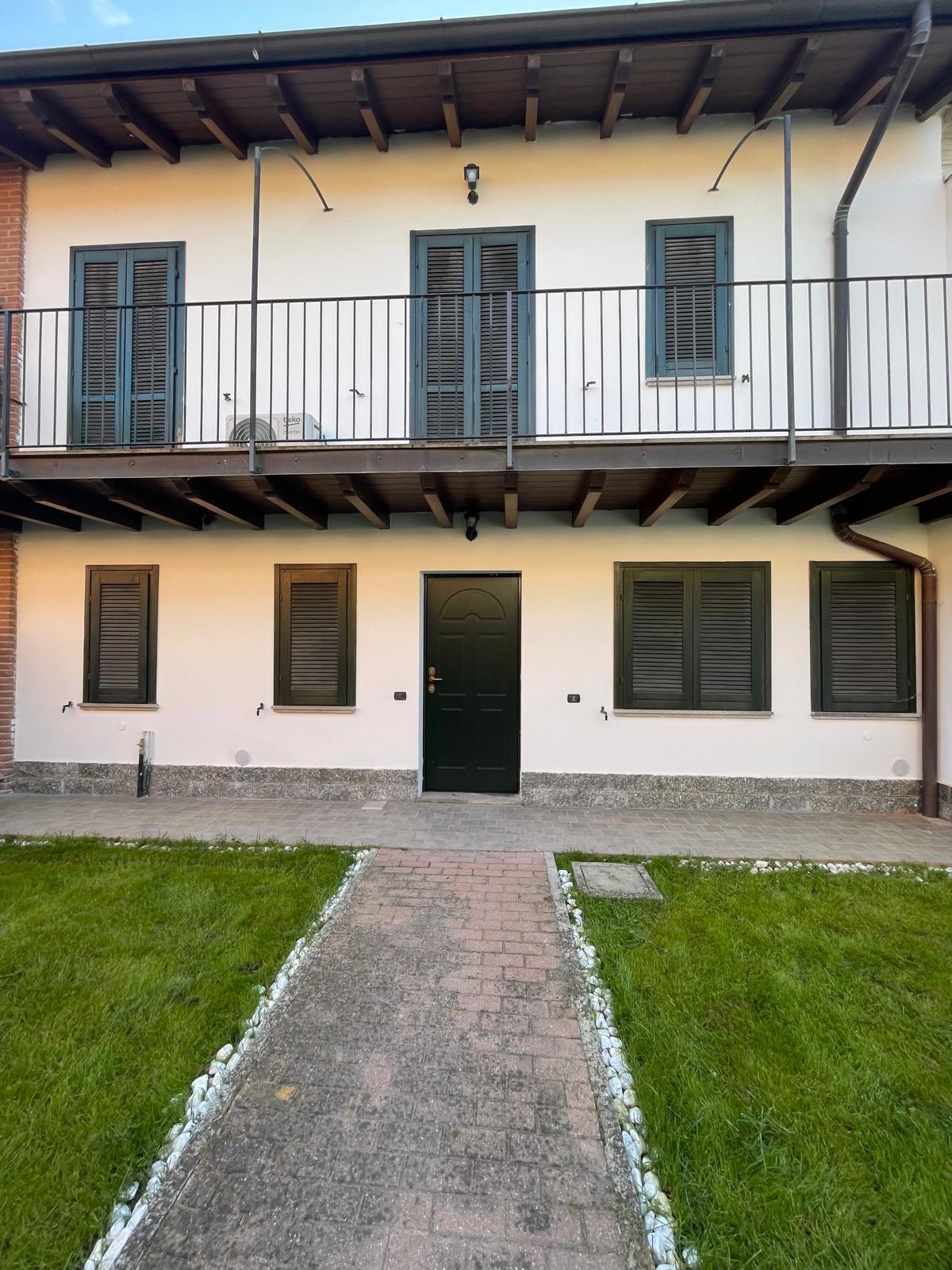 Villetta a schiera con giardino in via marconi, Pieve Porto Morone