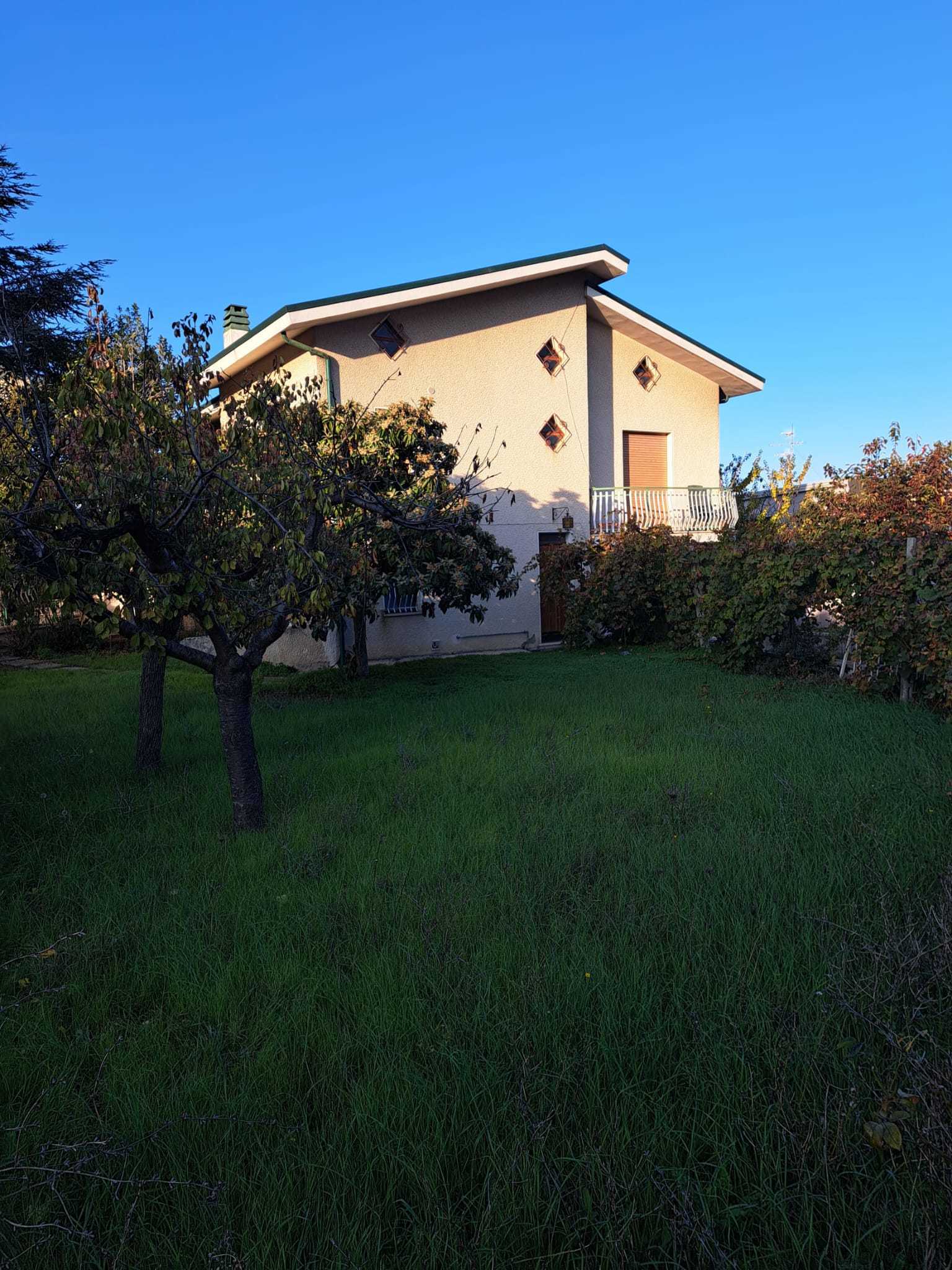 Villa con giardino in contrada follani 186, Lanciano