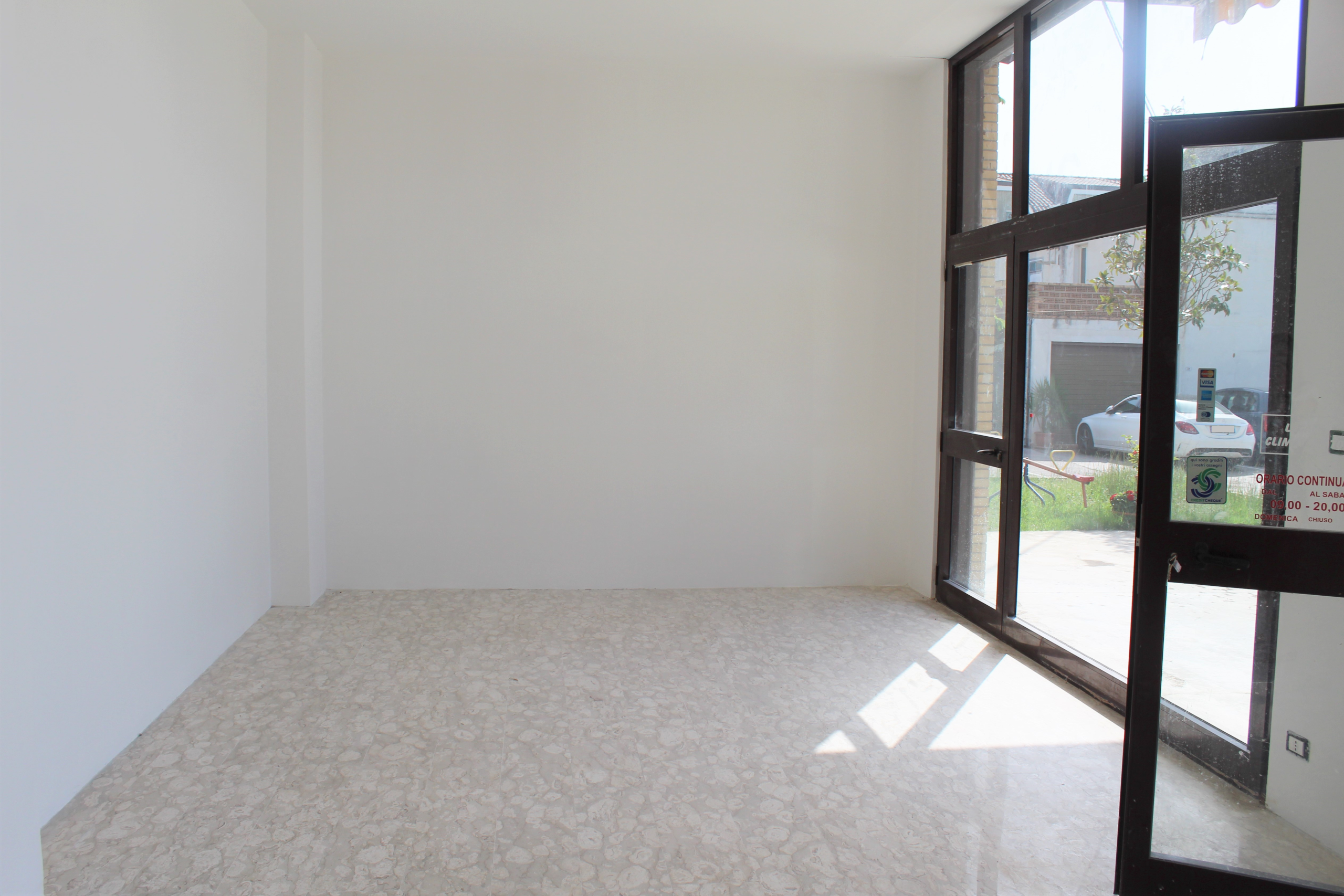 Locale commerciale ristrutturata in via nazionale, Perano