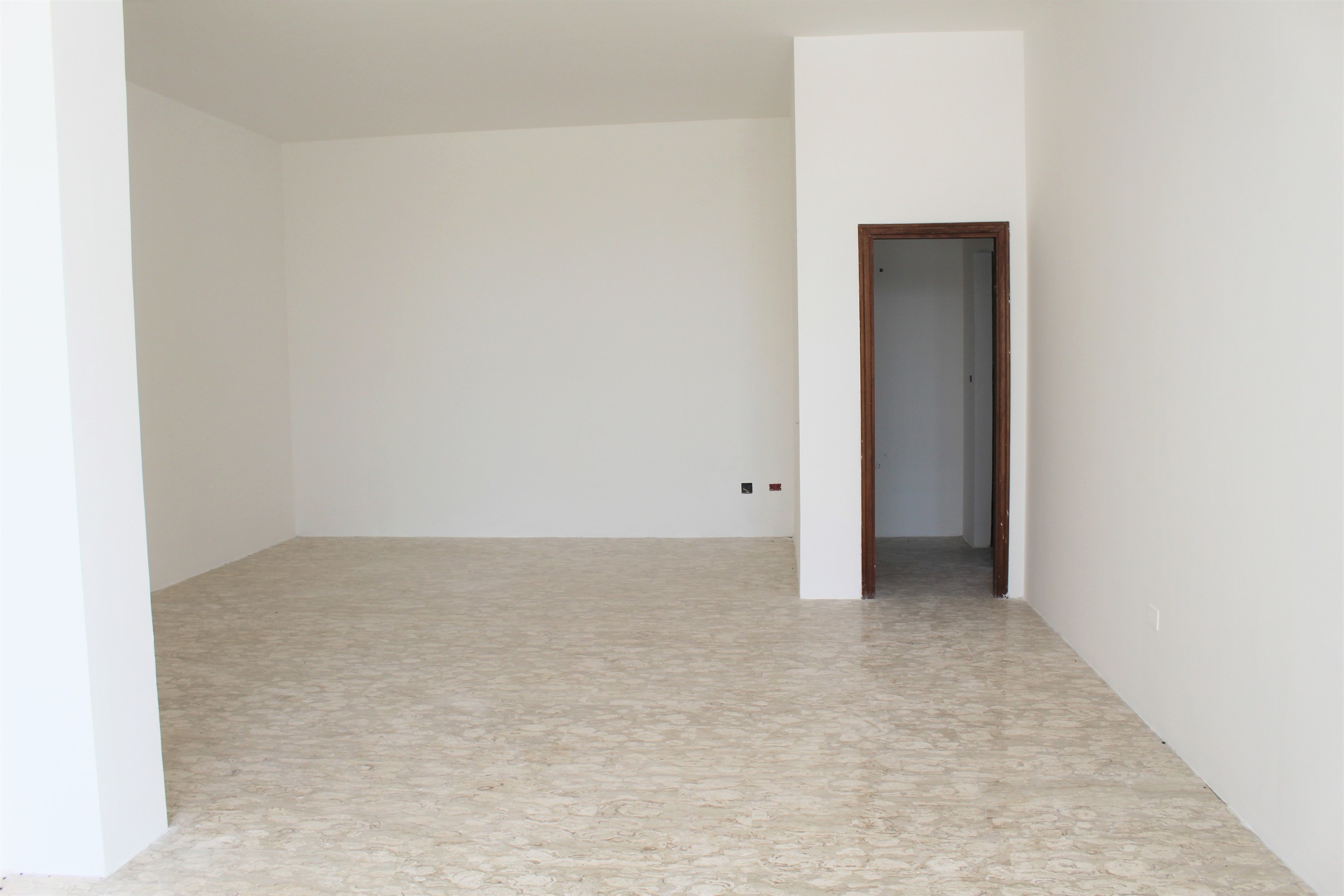 Locale commerciale ristrutturata in via nazionale, Perano