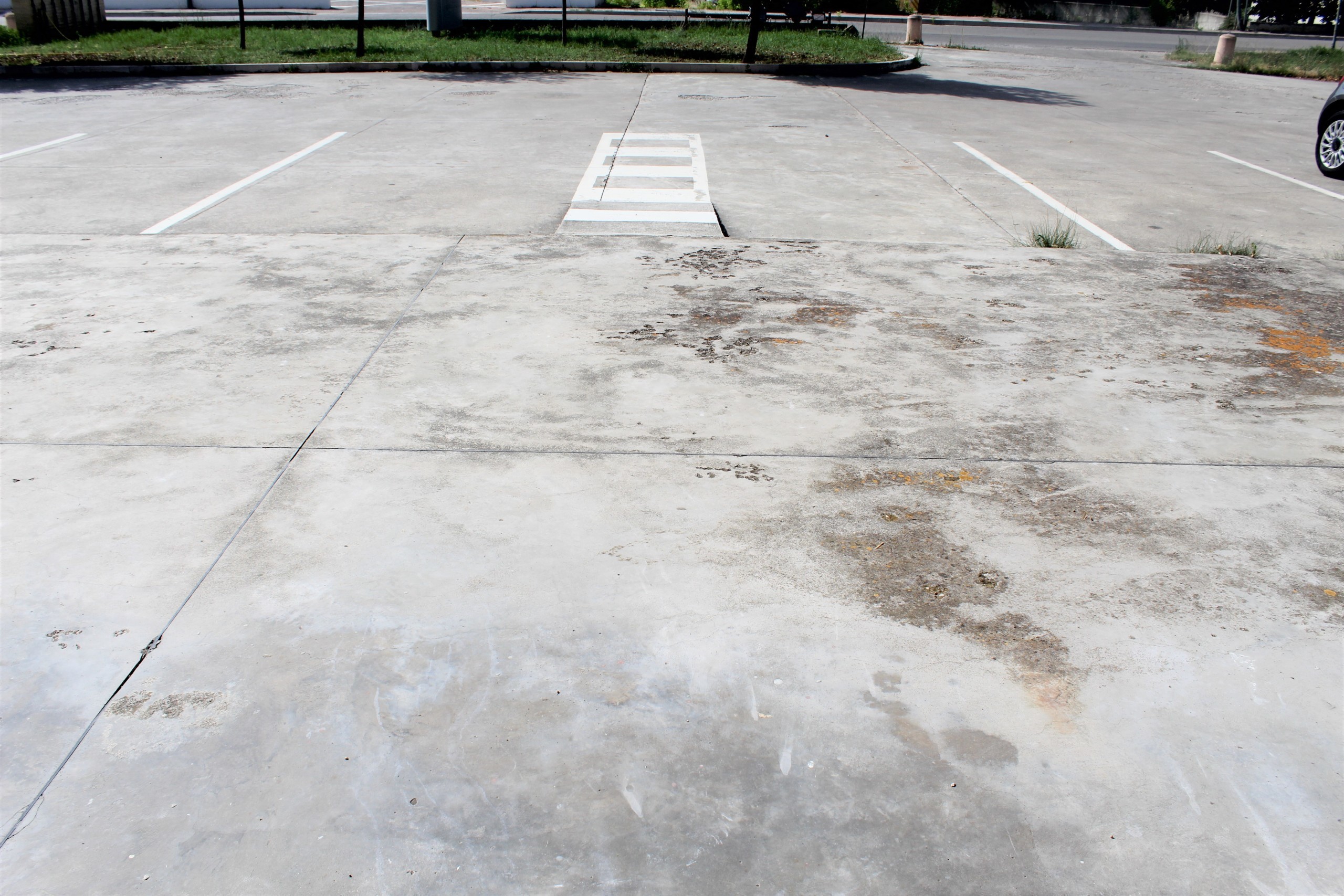 Locale commerciale ristrutturata in via nazionale, Perano