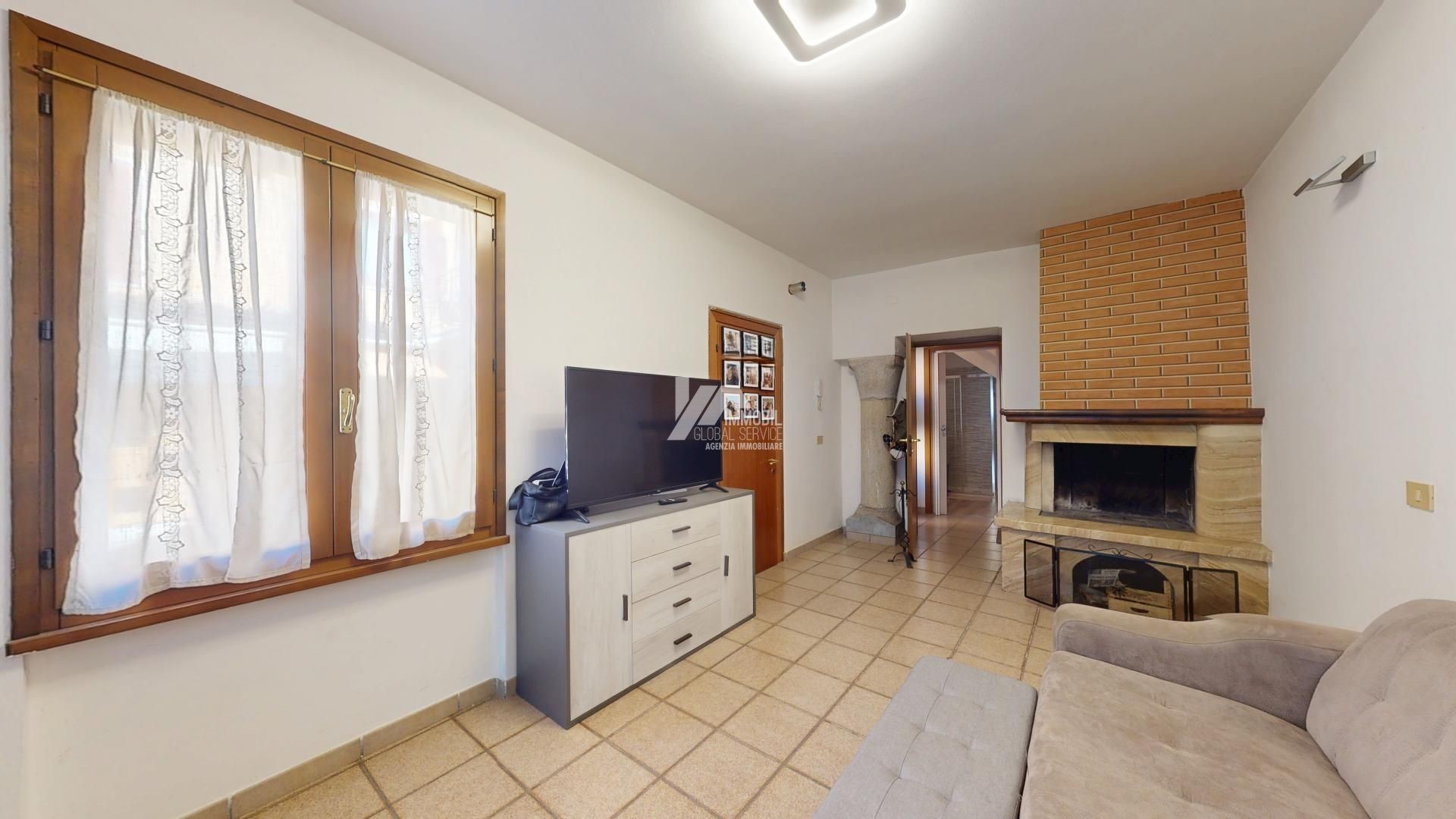 Casa indipendente con terrazzo in via giosu carducci, Prevalle