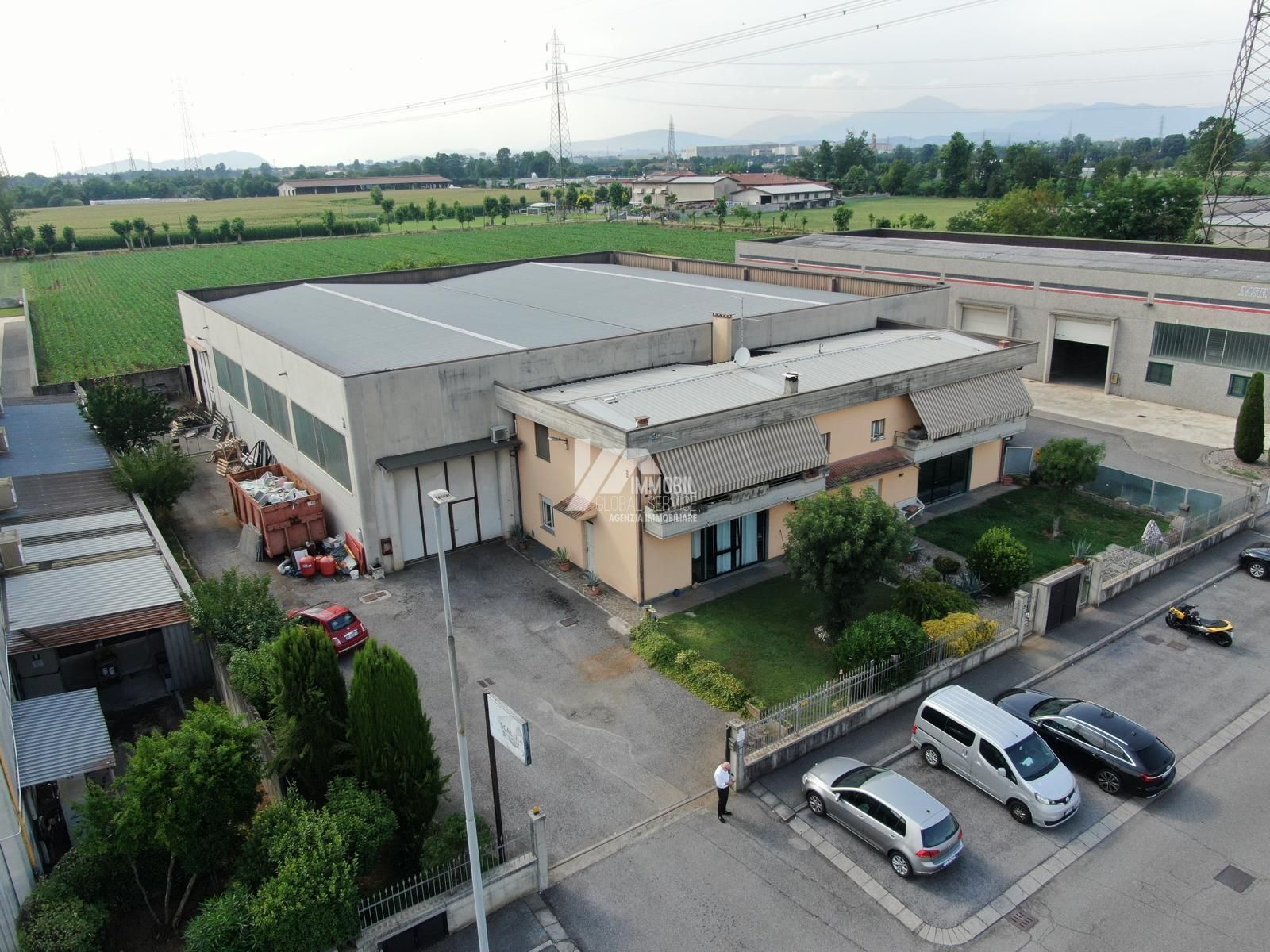 Capannone con giardino in via dell'industria 53, Travagliato