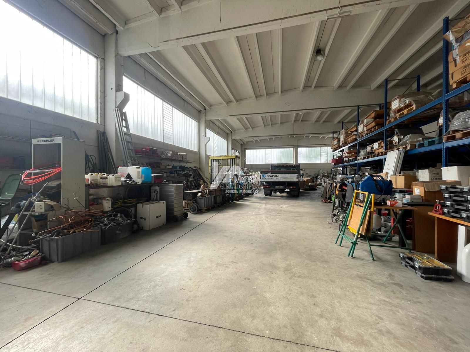 Capannone con giardino in via dell'industria 53, Travagliato