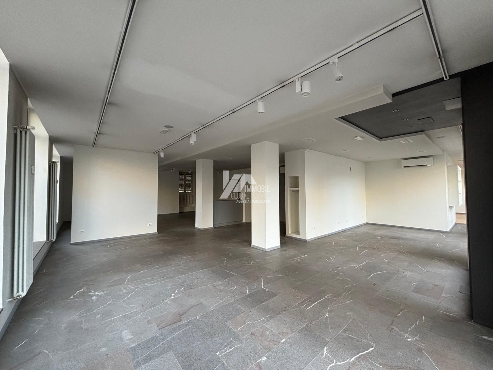 Locale commerciale in affitto a Brescia