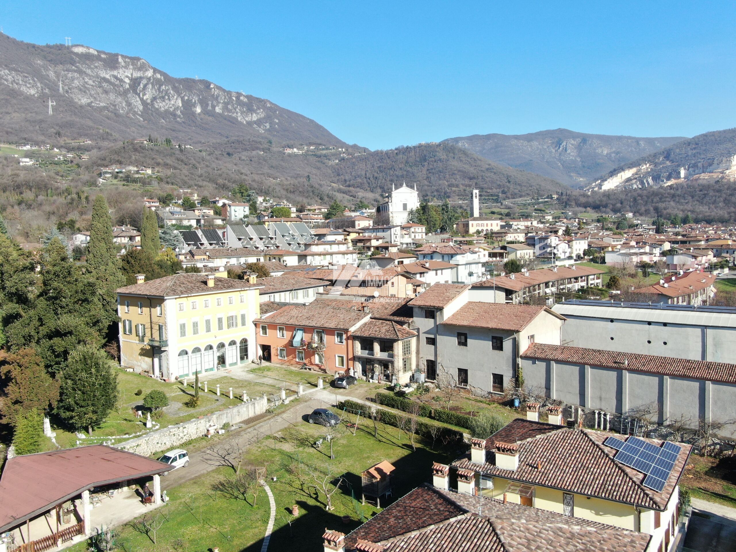 Stabile/Palazzo con giardino in via carini 25, Botticino